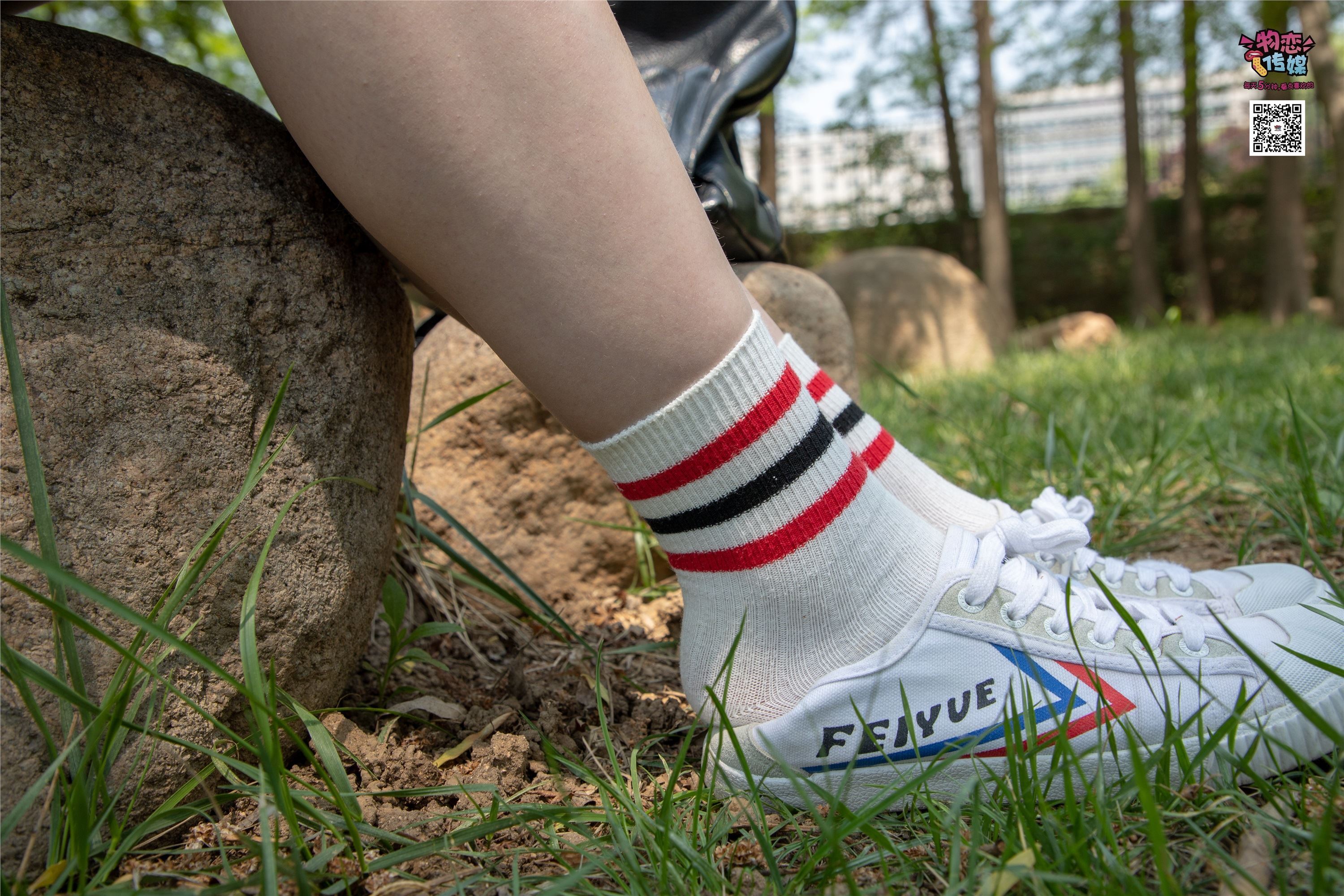 物恋传媒 No.009 纯纯的邻家小妹哦，小白鞋下藏着什么样的棉袜呢