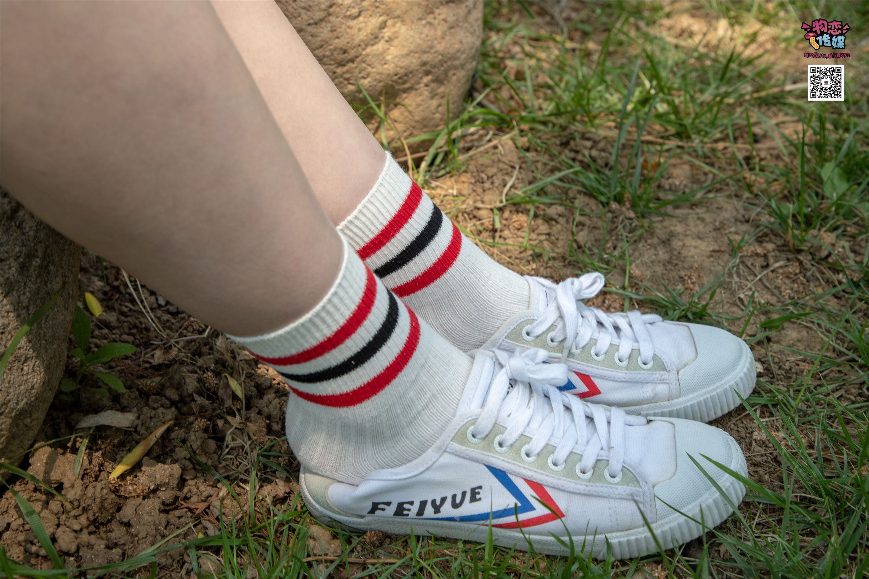 物恋传媒 No.009 纯纯的邻家小妹哦，小白鞋下藏着什么样的棉袜呢