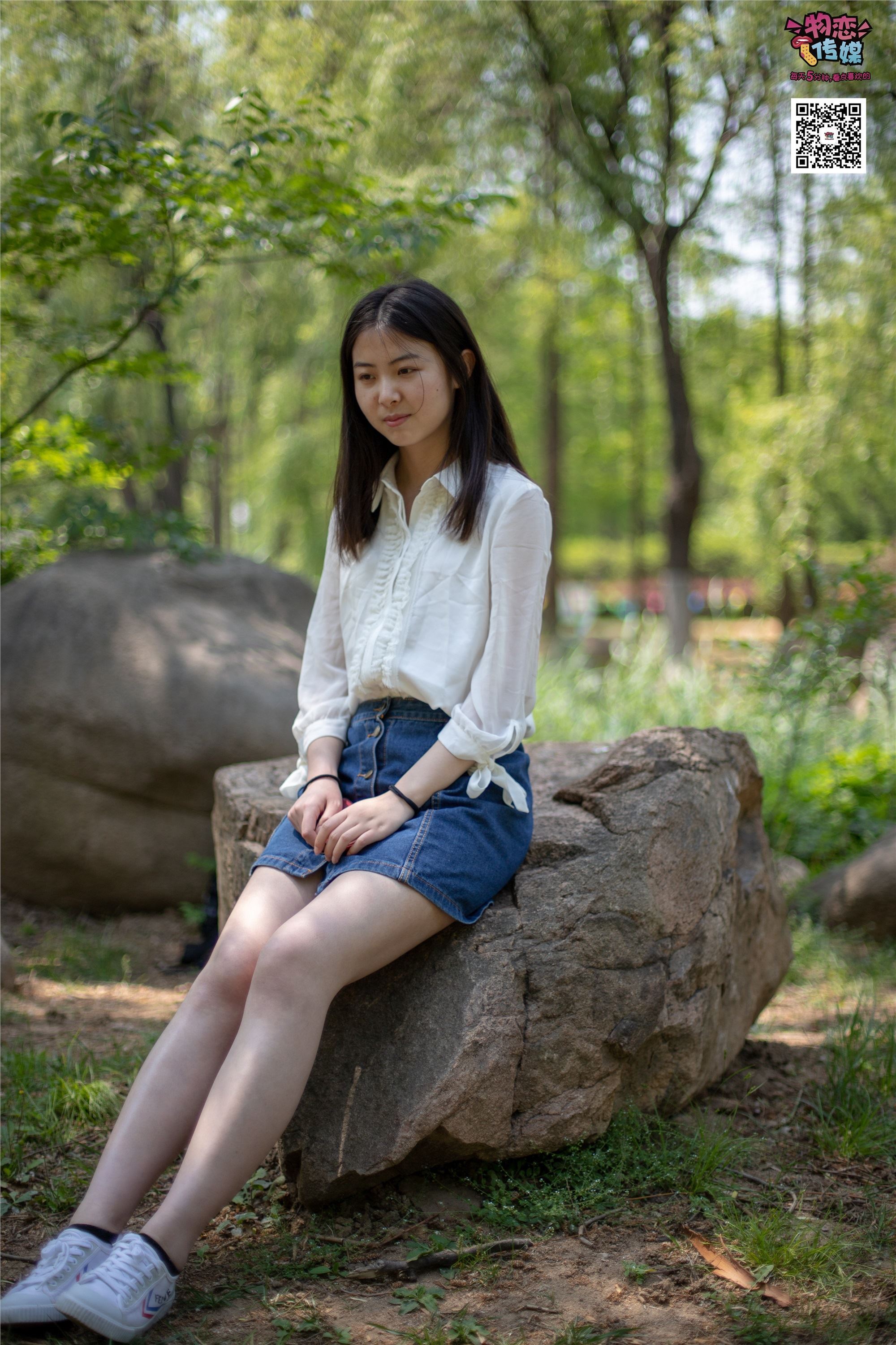 物恋传媒 No.009 纯纯的邻家小妹哦，小白鞋下藏着什么样的棉袜呢