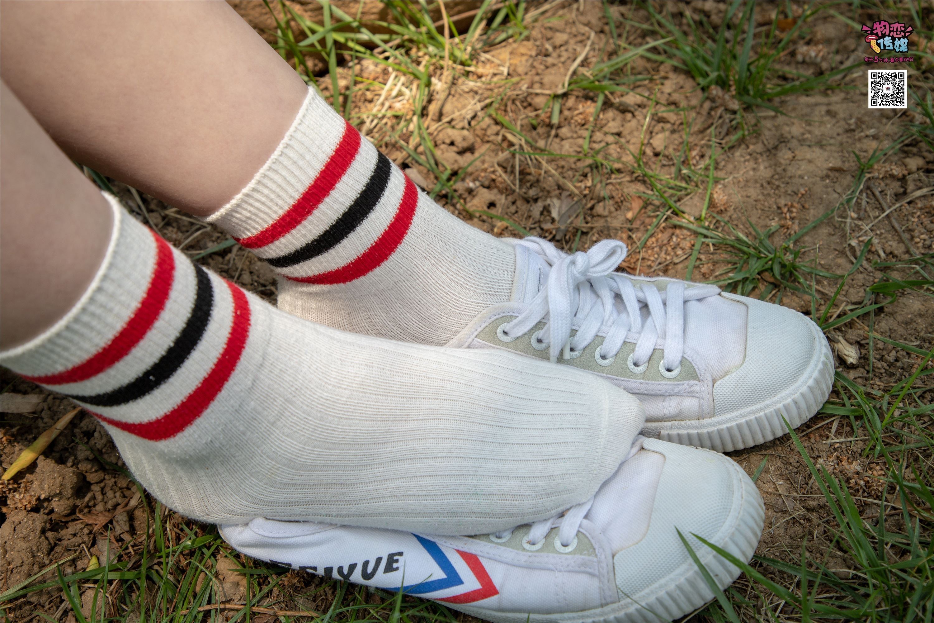 物恋传媒 No.009 纯纯的邻家小妹哦，小白鞋下藏着什么样的棉袜呢