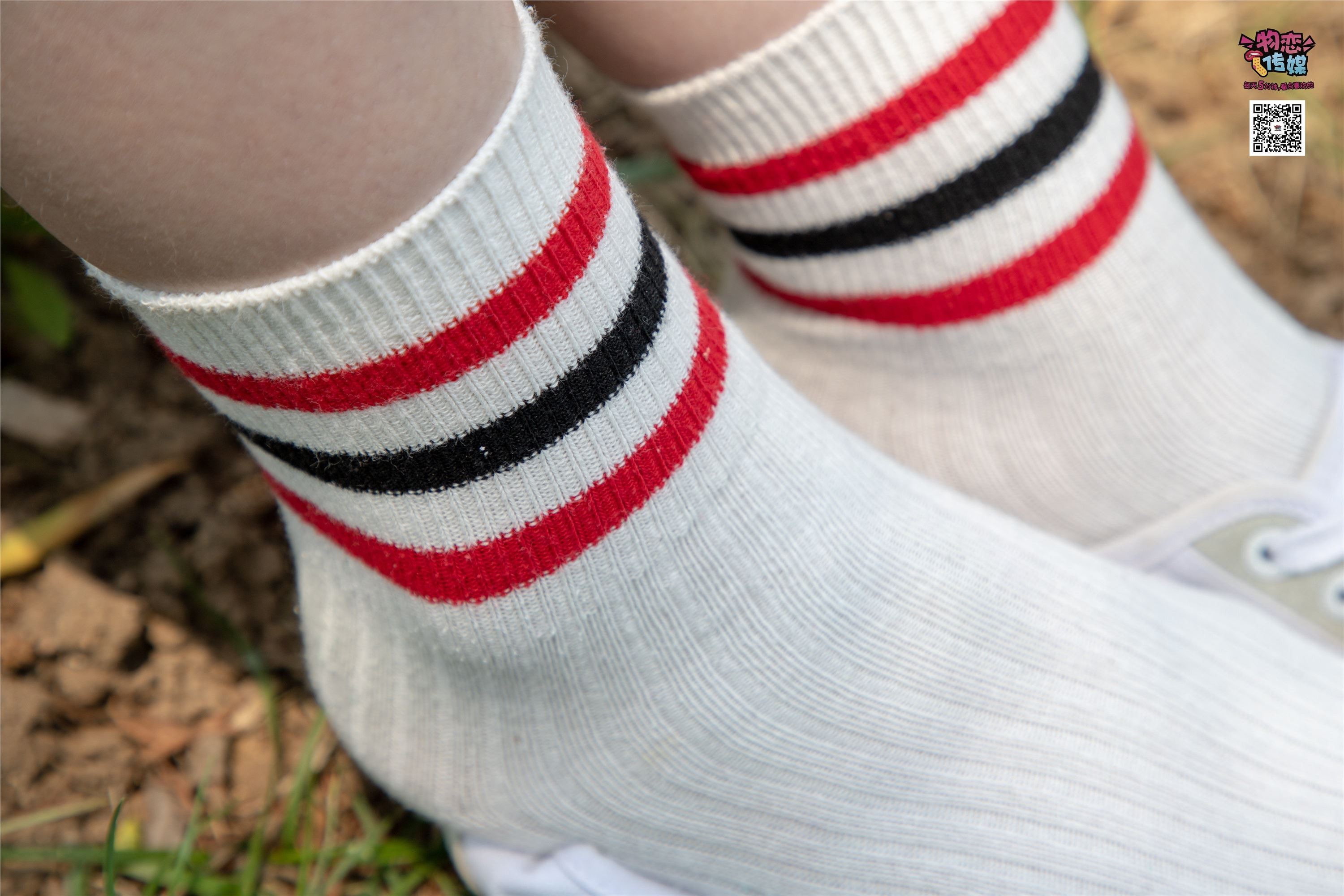 物恋传媒 No.009 纯纯的邻家小妹哦，小白鞋下藏着什么样的棉袜呢