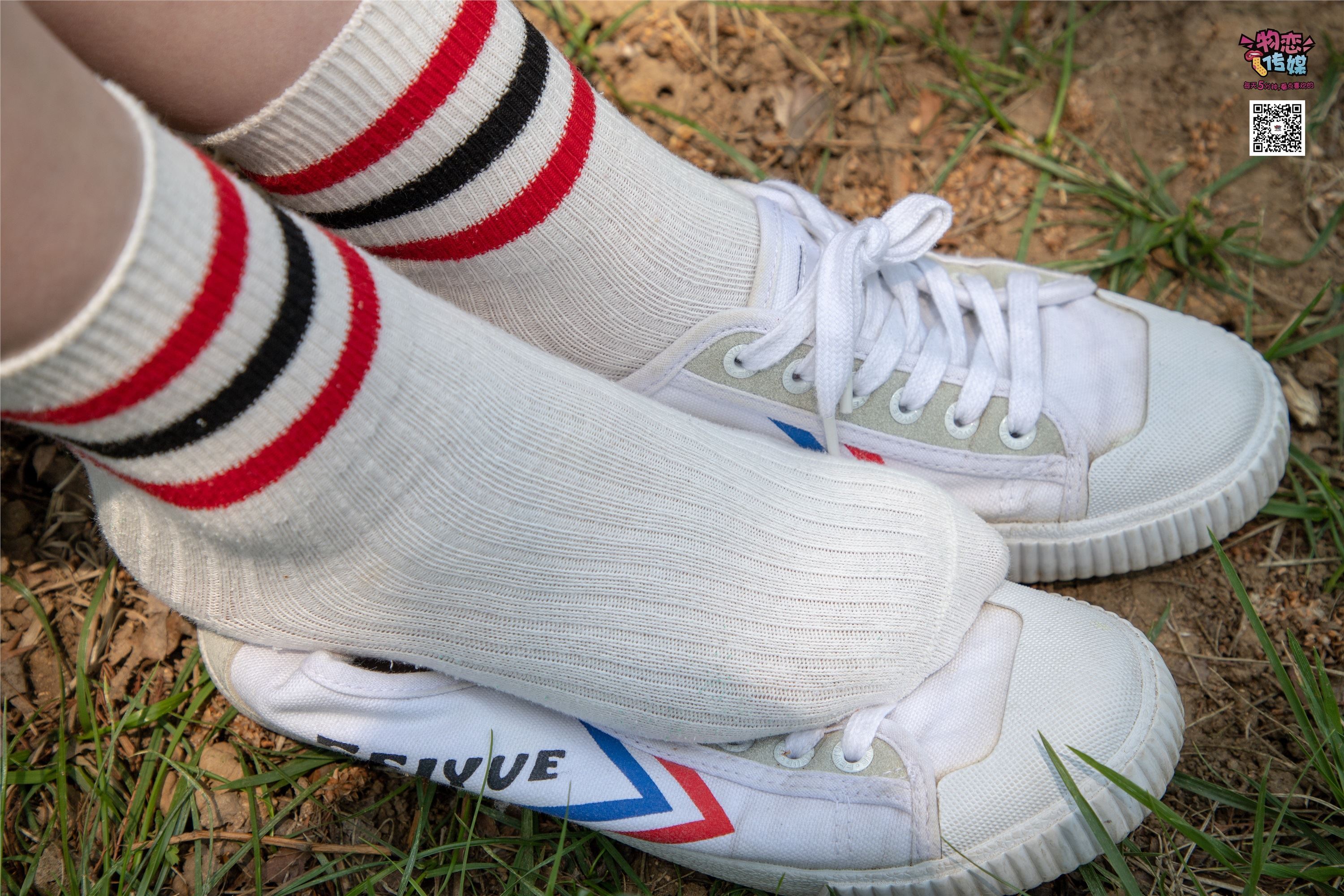 物恋传媒 No.009 纯纯的邻家小妹哦，小白鞋下藏着什么样的棉袜呢