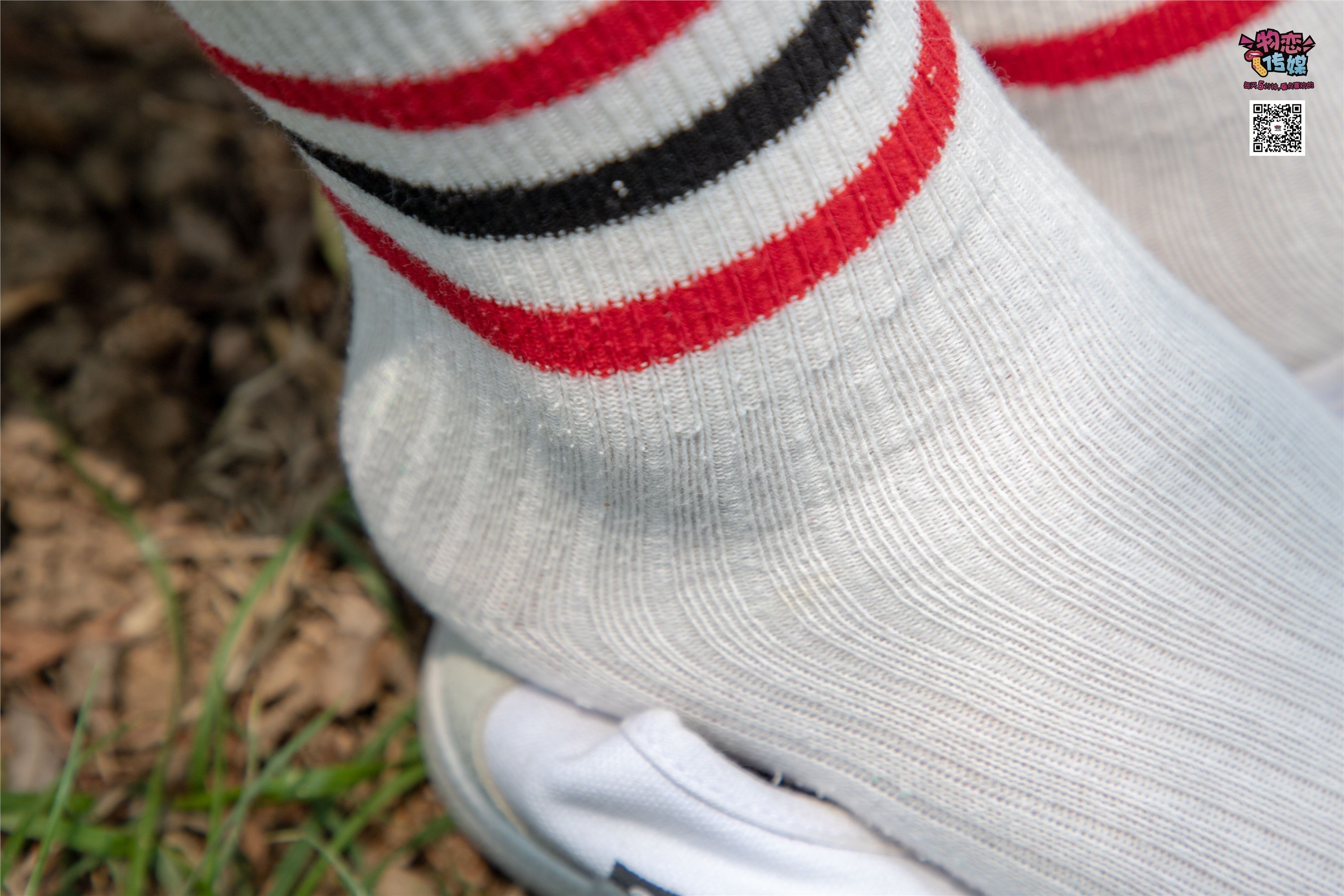 物恋传媒 No.009 纯纯的邻家小妹哦，小白鞋下藏着什么样的棉袜呢