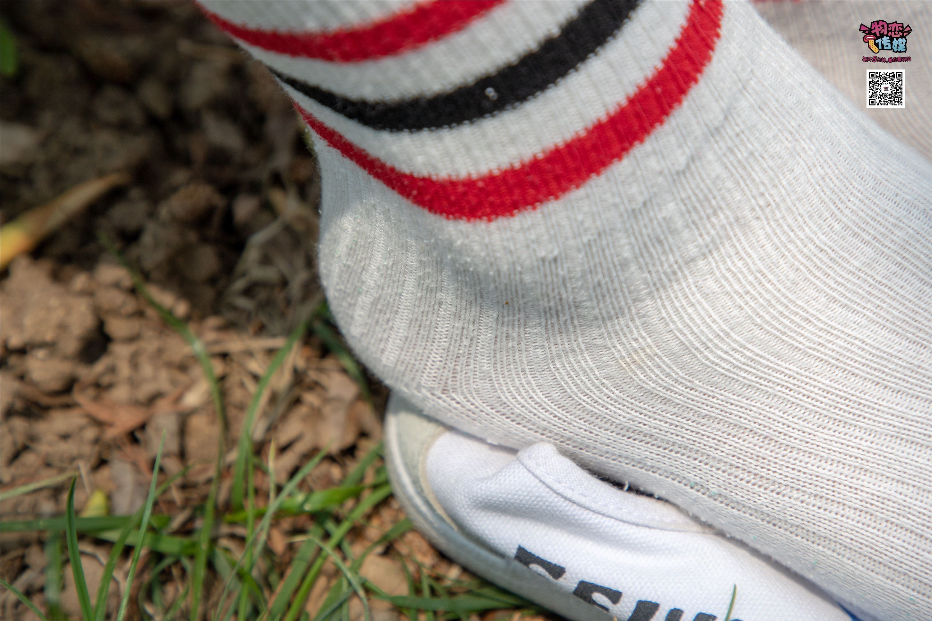 物恋传媒 No.009 纯纯的邻家小妹哦，小白鞋下藏着什么样的棉袜呢