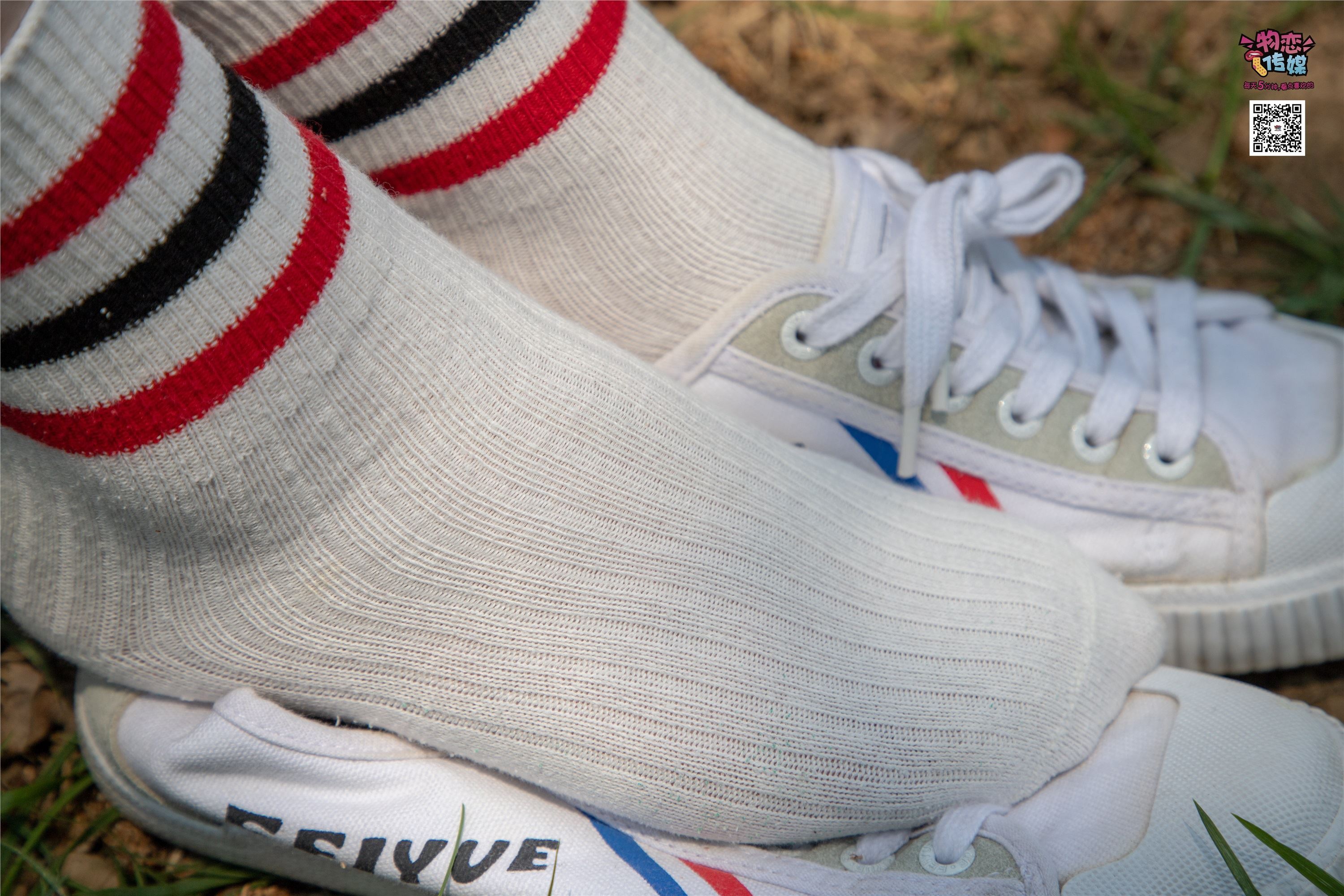 物恋传媒 No.009 纯纯的邻家小妹哦，小白鞋下藏着什么样的棉袜呢