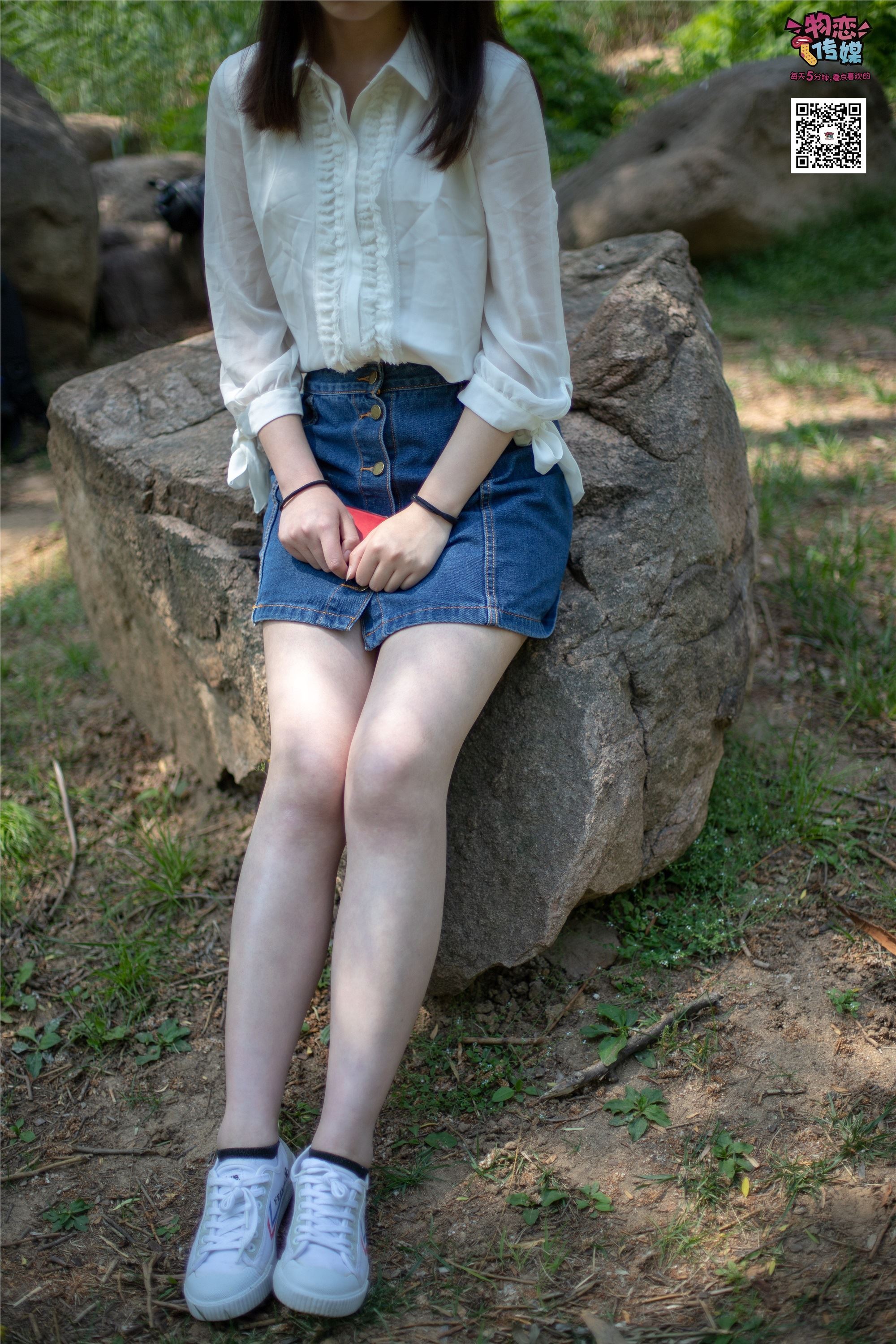 物恋传媒 No.009 纯纯的邻家小妹哦，小白鞋下藏着什么样的棉袜呢