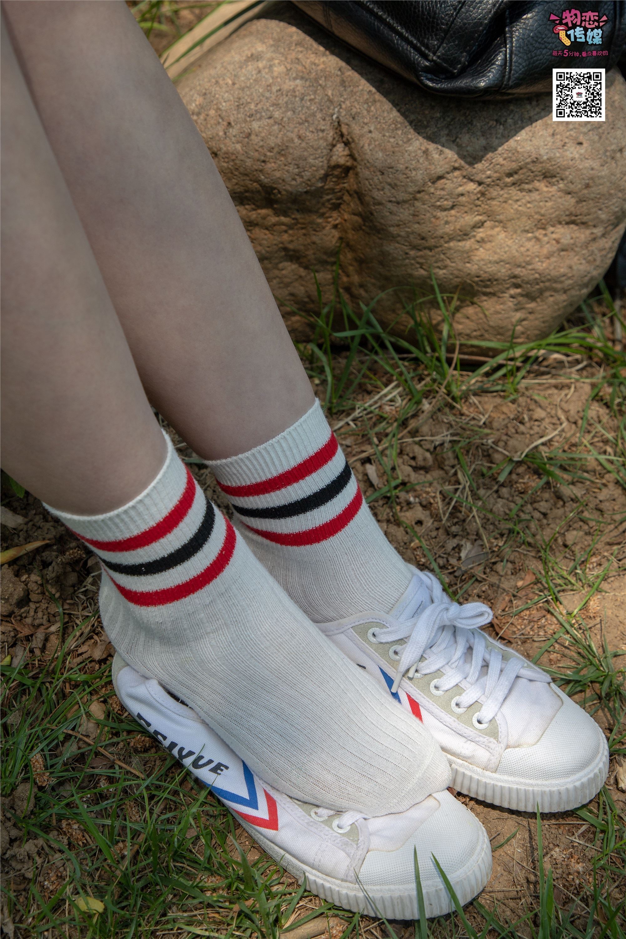 物恋传媒 No.009 纯纯的邻家小妹哦，小白鞋下藏着什么样的棉袜呢