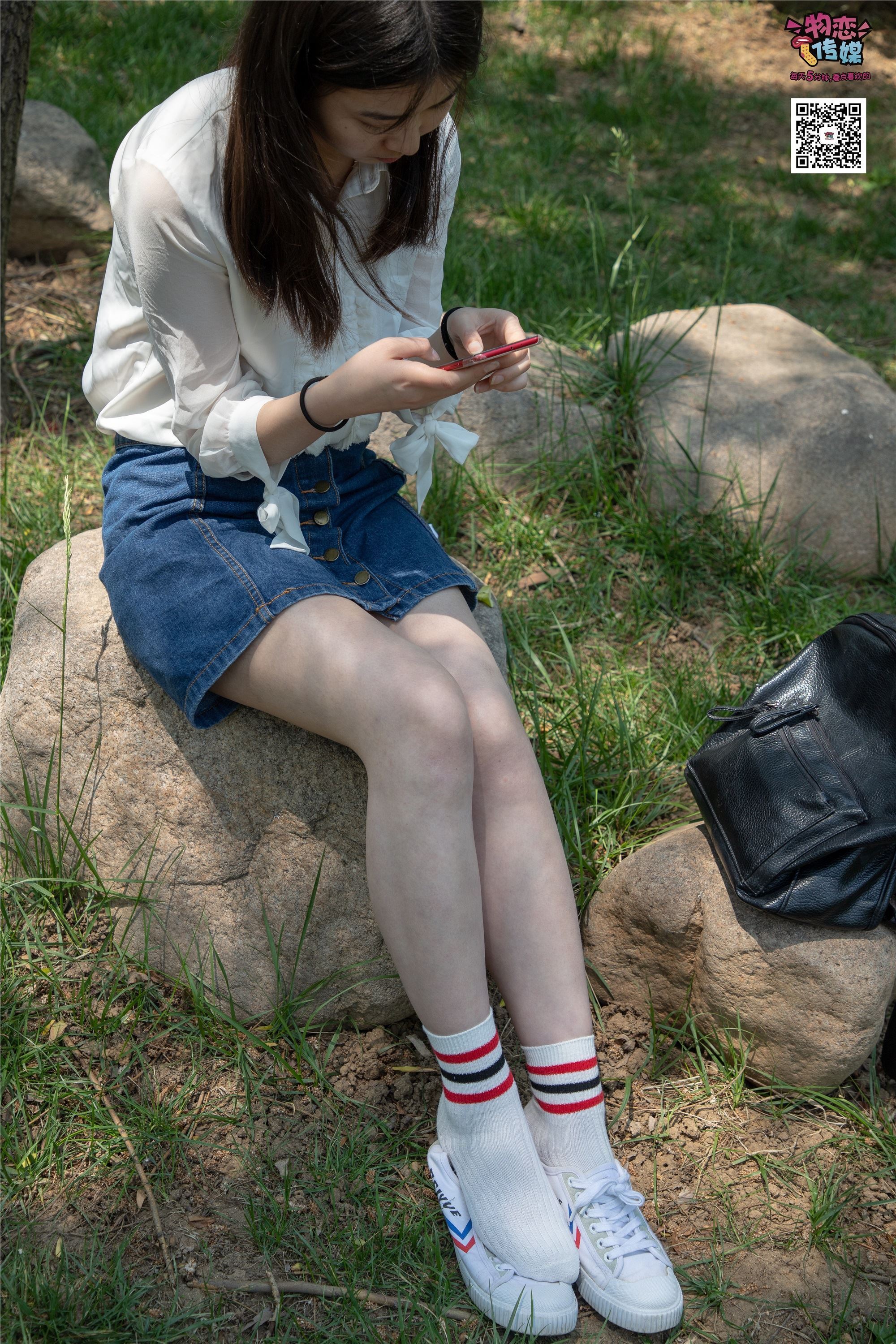 物恋传媒 No.009 纯纯的邻家小妹哦，小白鞋下藏着什么样的棉袜呢