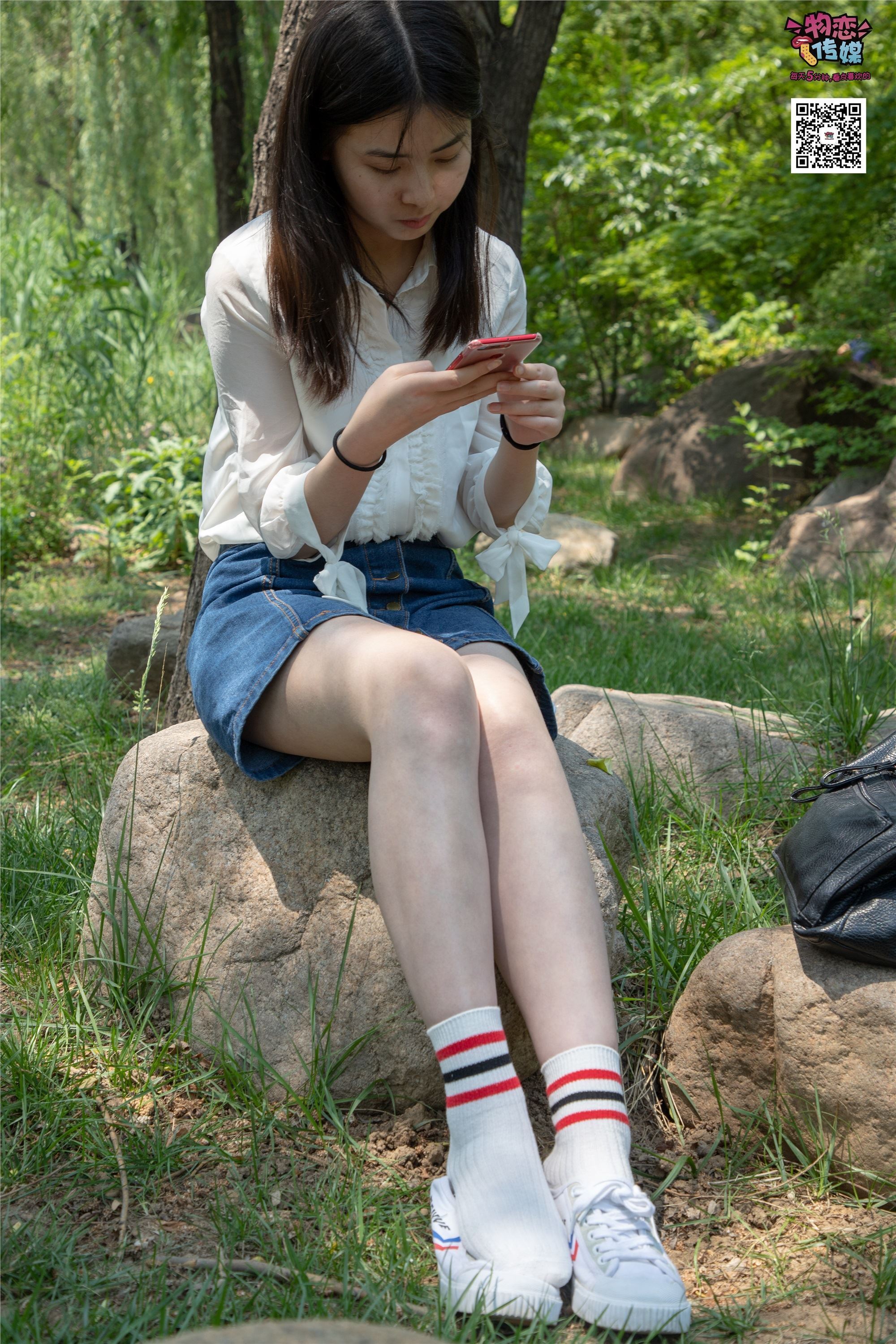 物恋传媒 No.009 纯纯的邻家小妹哦，小白鞋下藏着什么样的棉袜呢