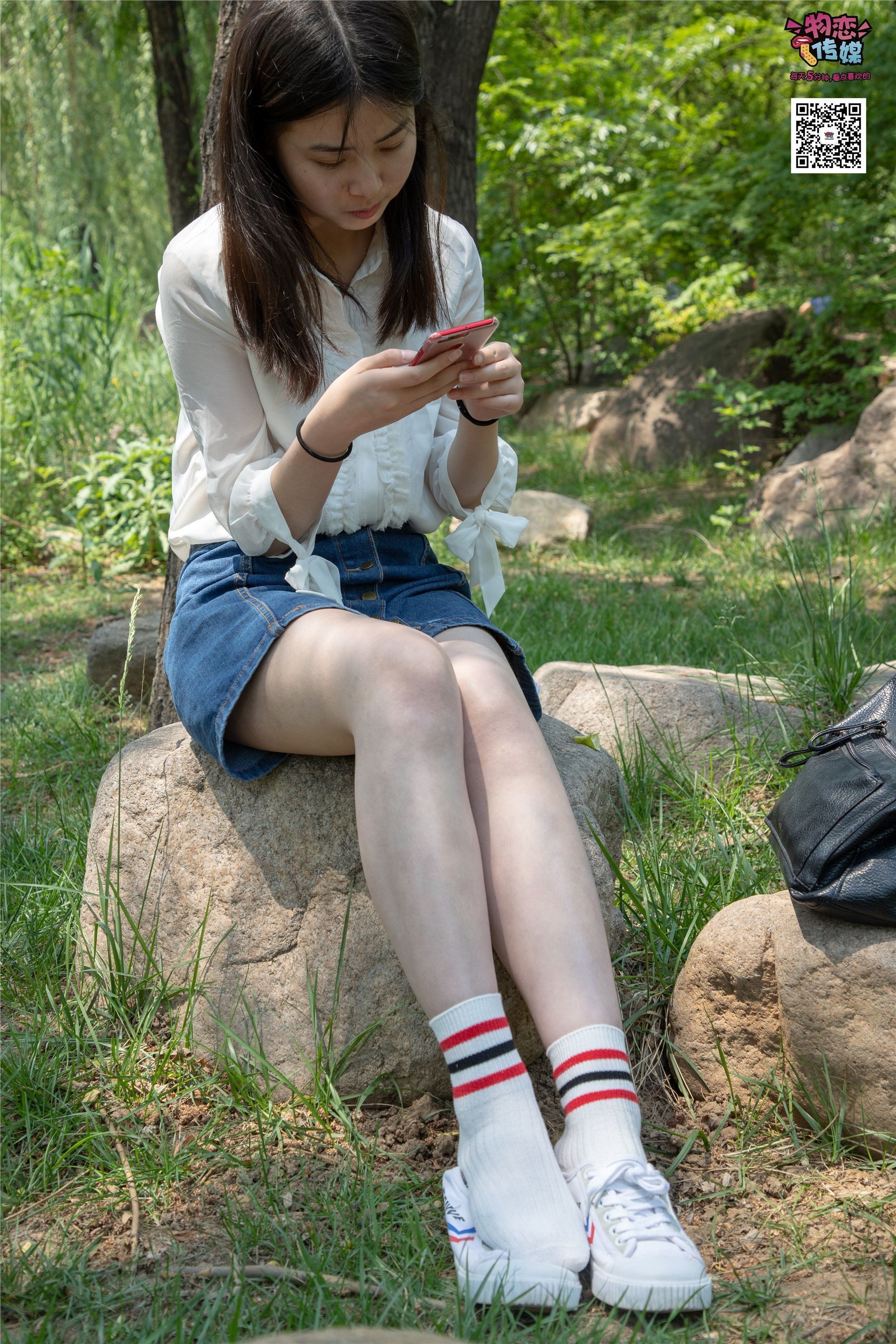 物恋传媒 No.009 纯纯的邻家小妹哦，小白鞋下藏着什么样的棉袜呢