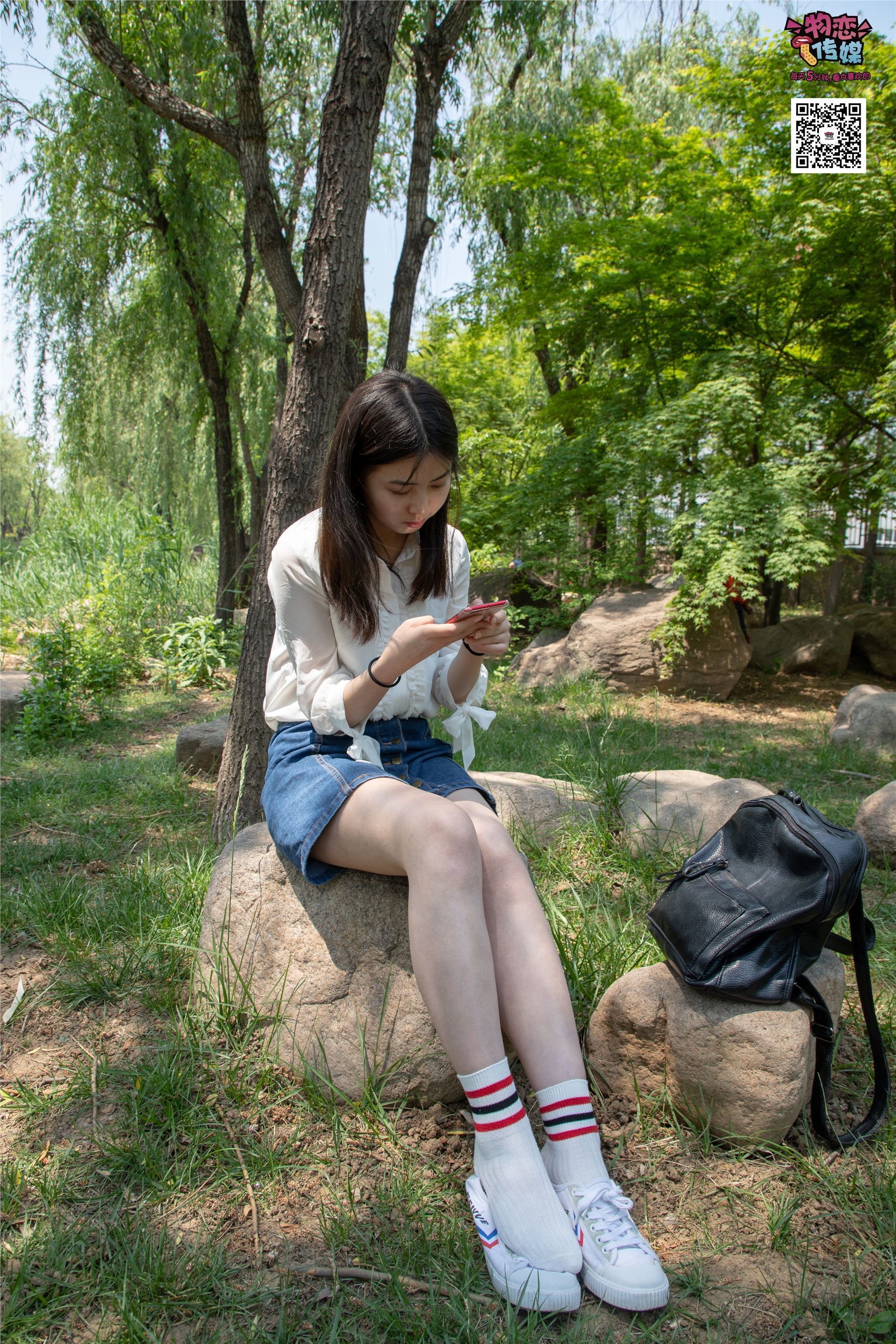 物恋传媒 No.009 纯纯的邻家小妹哦，小白鞋下藏着什么样的棉袜呢