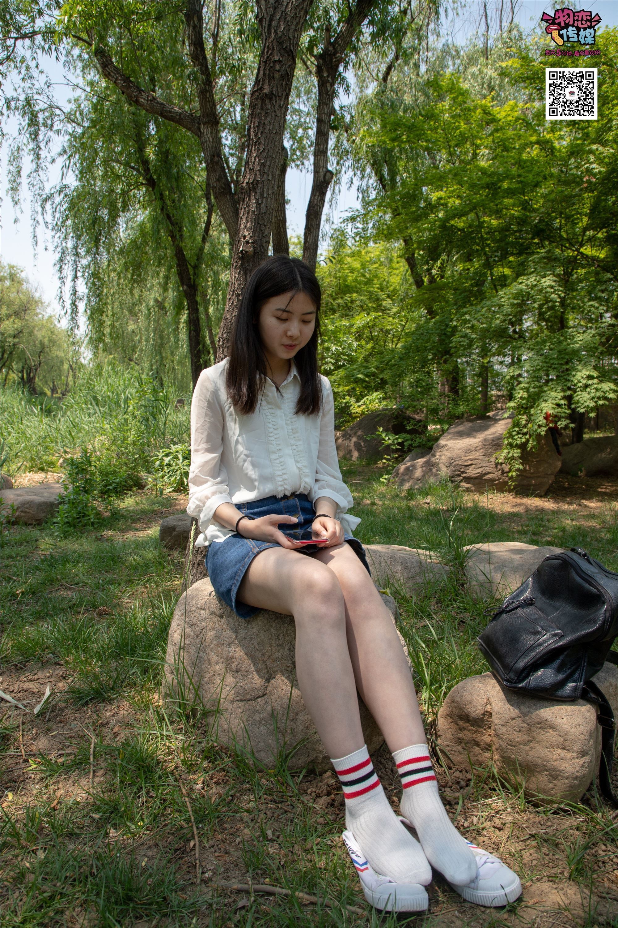 物恋传媒 No.009 纯纯的邻家小妹哦，小白鞋下藏着什么样的棉袜呢