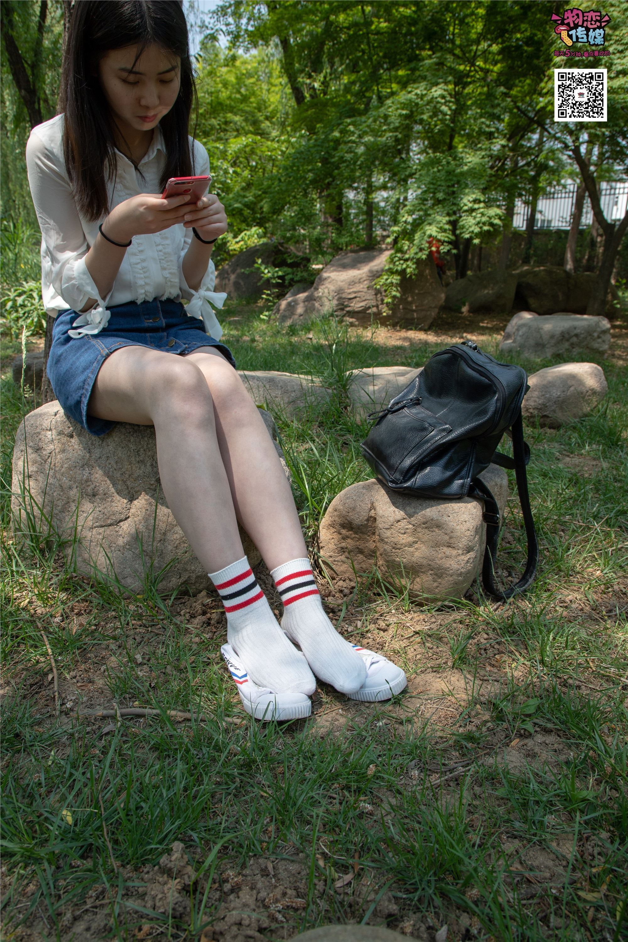 物恋传媒 No.009 纯纯的邻家小妹哦，小白鞋下藏着什么样的棉袜呢