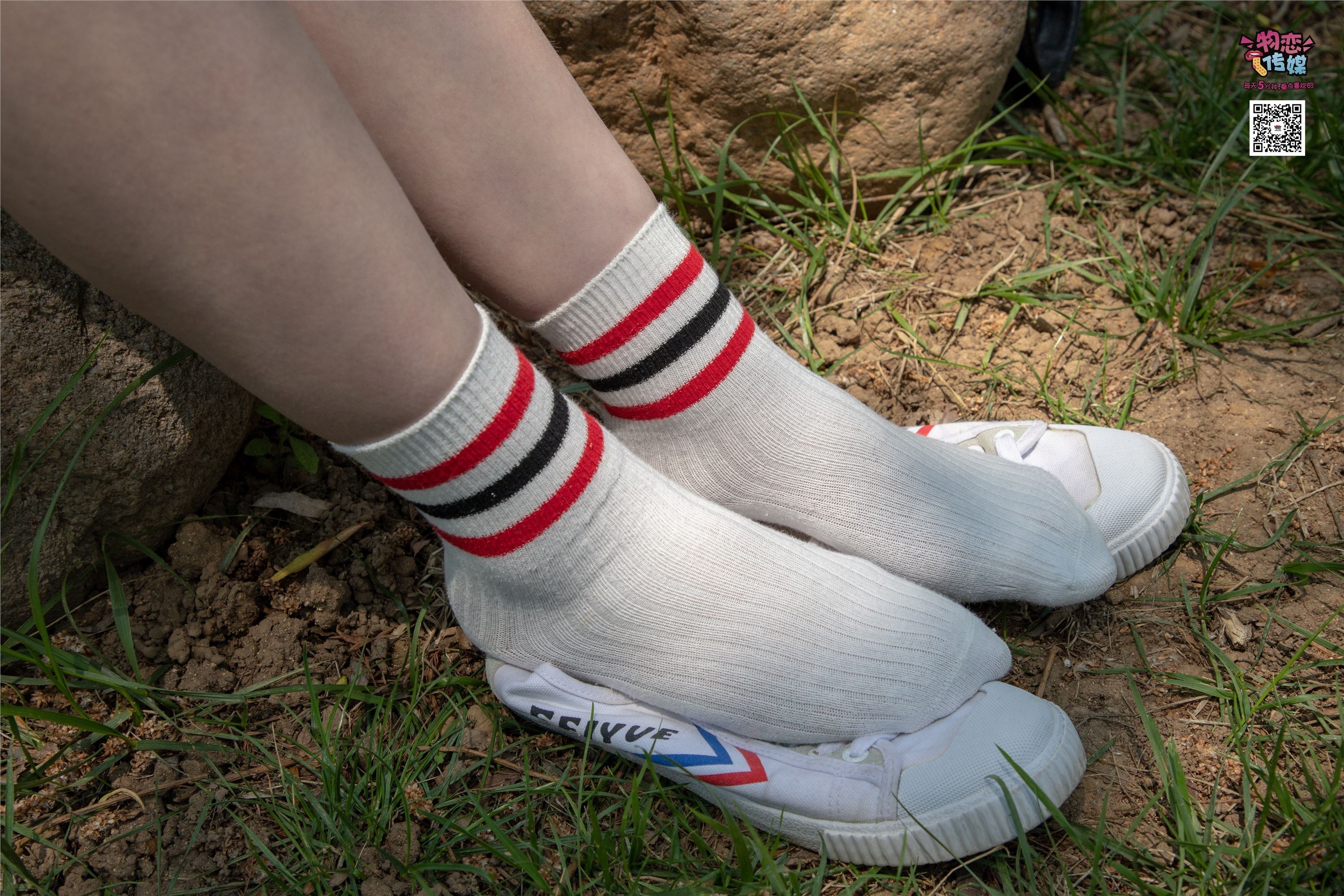 物恋传媒 No.009 纯纯的邻家小妹哦，小白鞋下藏着什么样的棉袜呢