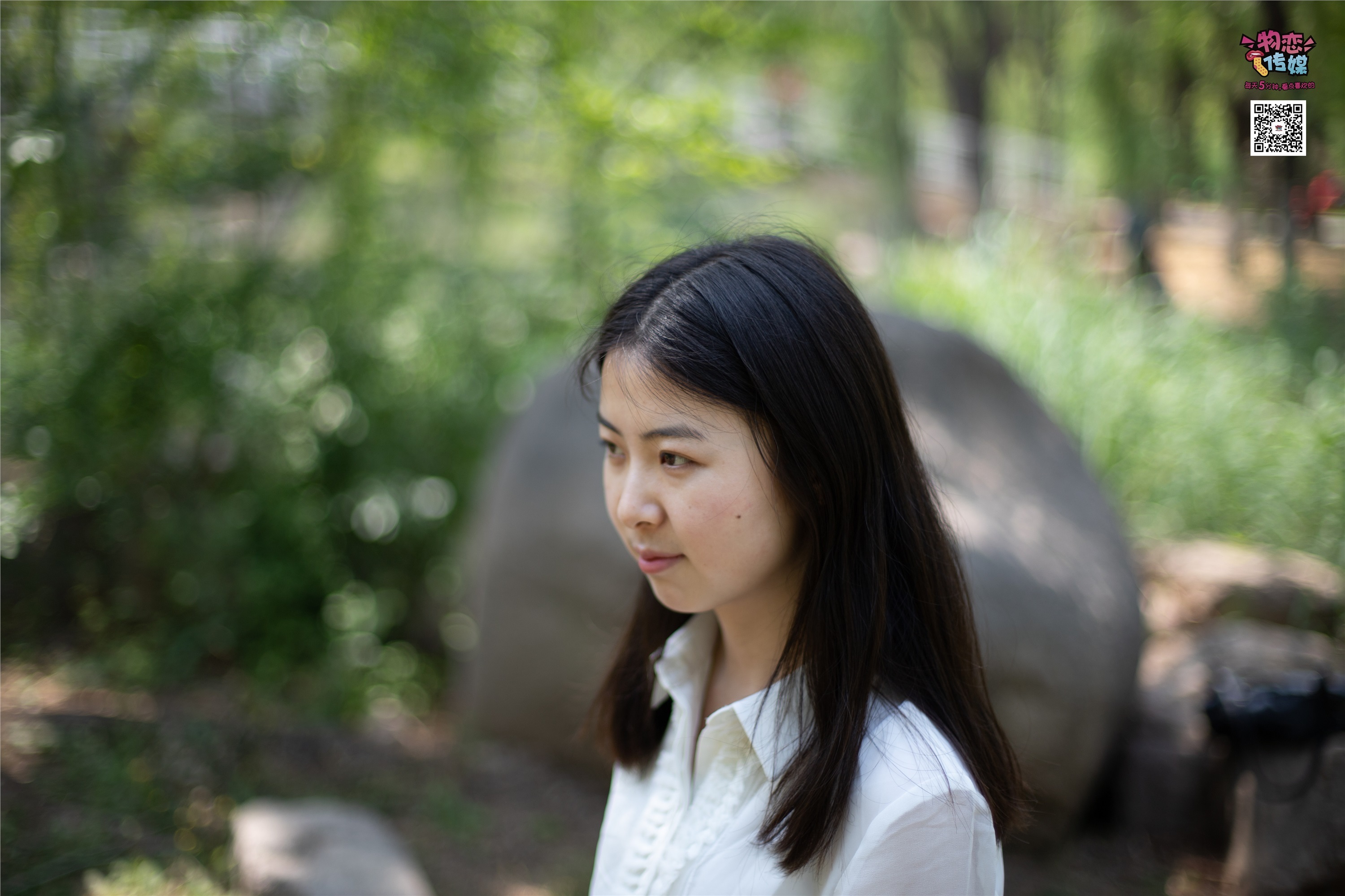 物恋传媒 No.009 纯纯的邻家小妹哦，小白鞋下藏着什么样的棉袜呢