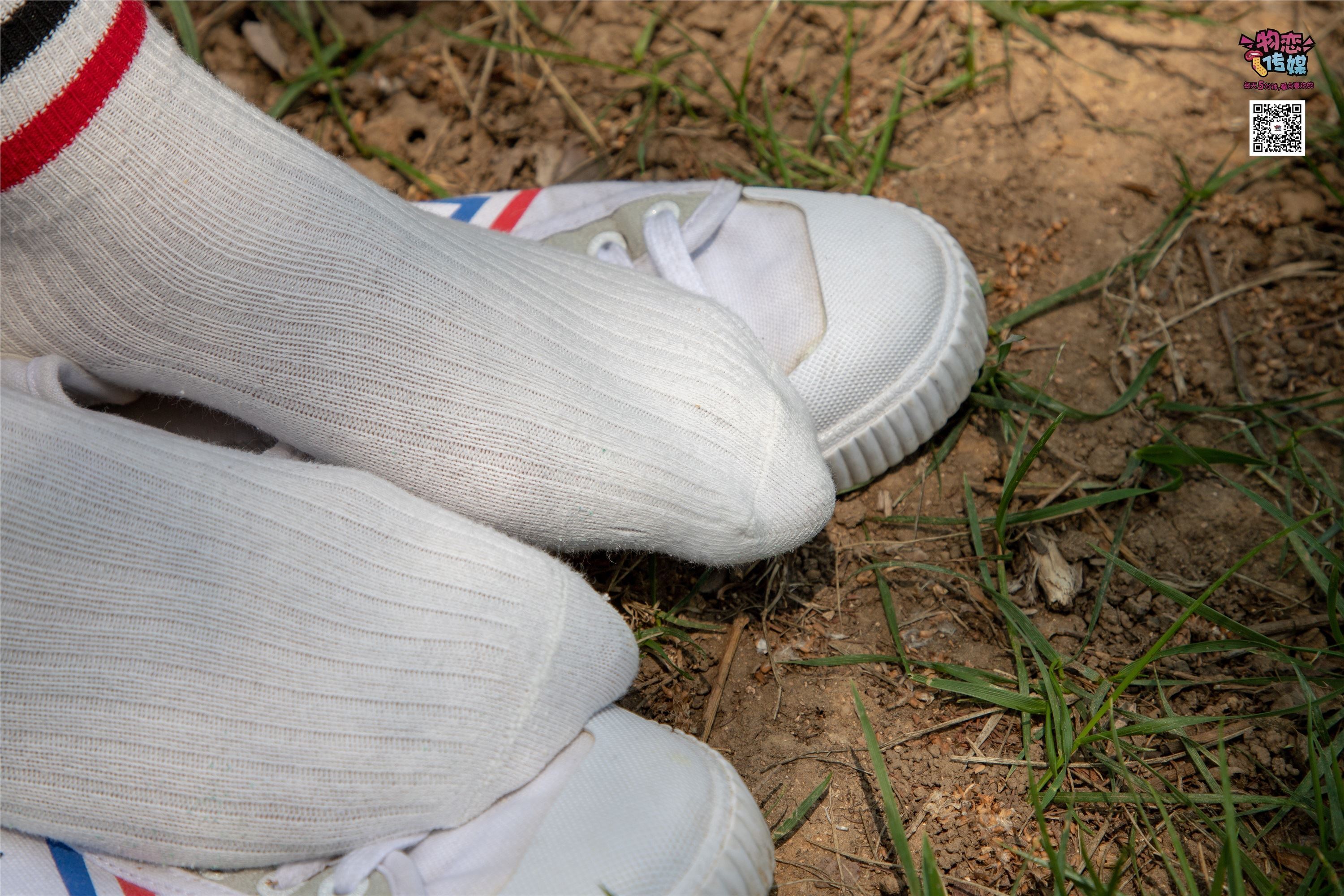 物恋传媒 No.009 纯纯的邻家小妹哦，小白鞋下藏着什么样的棉袜呢