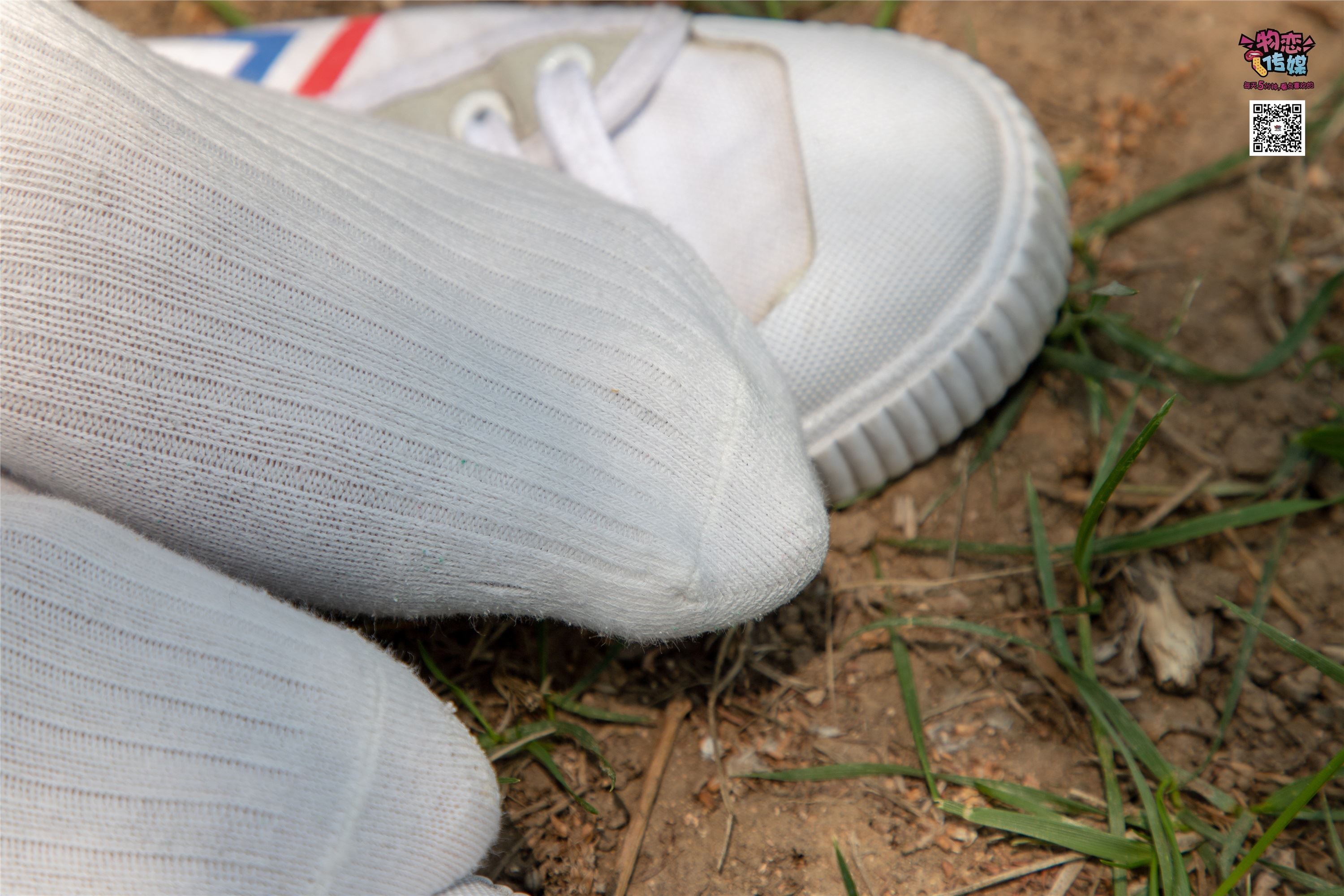 物恋传媒 No.009 纯纯的邻家小妹哦，小白鞋下藏着什么样的棉袜呢