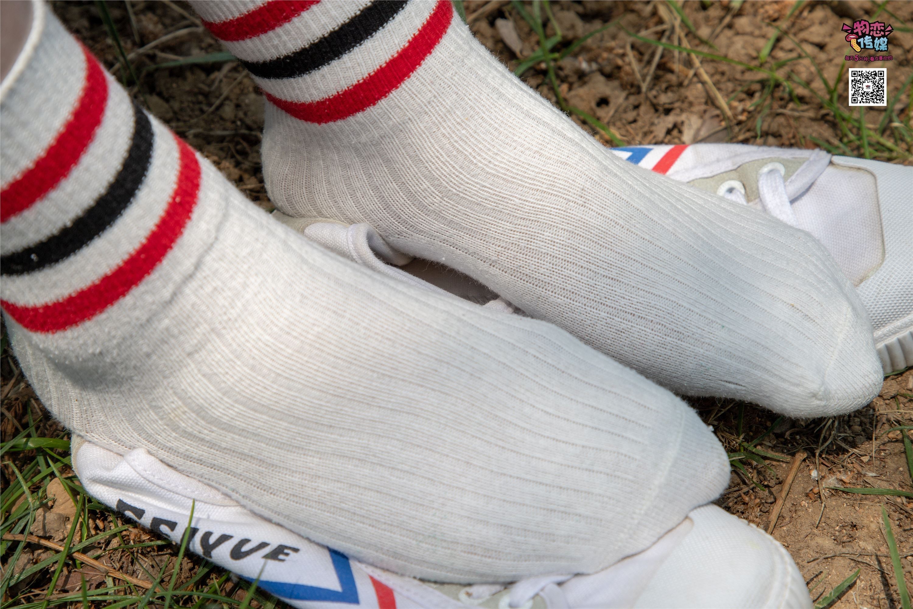 物恋传媒 No.009 纯纯的邻家小妹哦，小白鞋下藏着什么样的棉袜呢