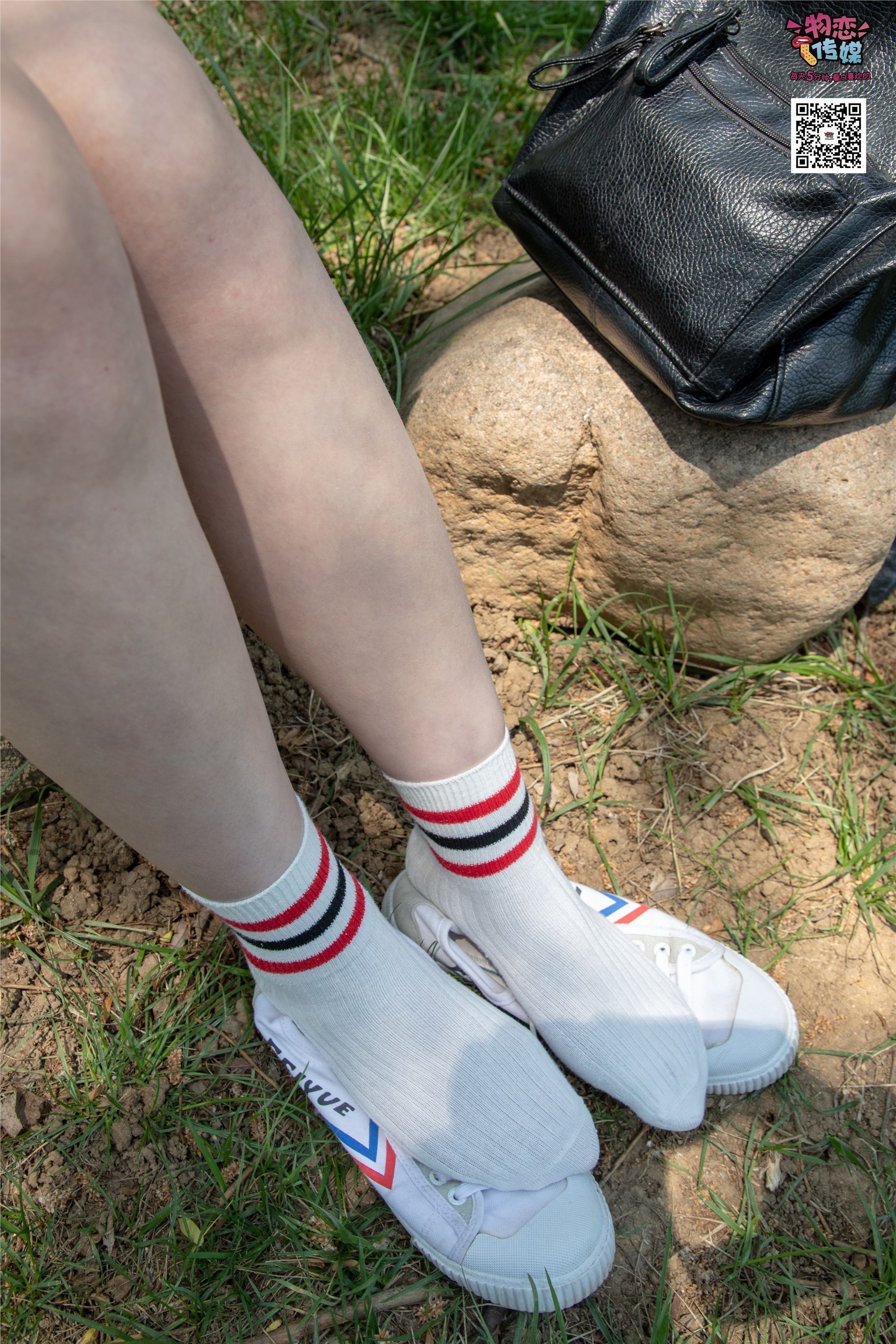 物恋传媒 No.009 纯纯的邻家小妹哦，小白鞋下藏着什么样的棉袜呢