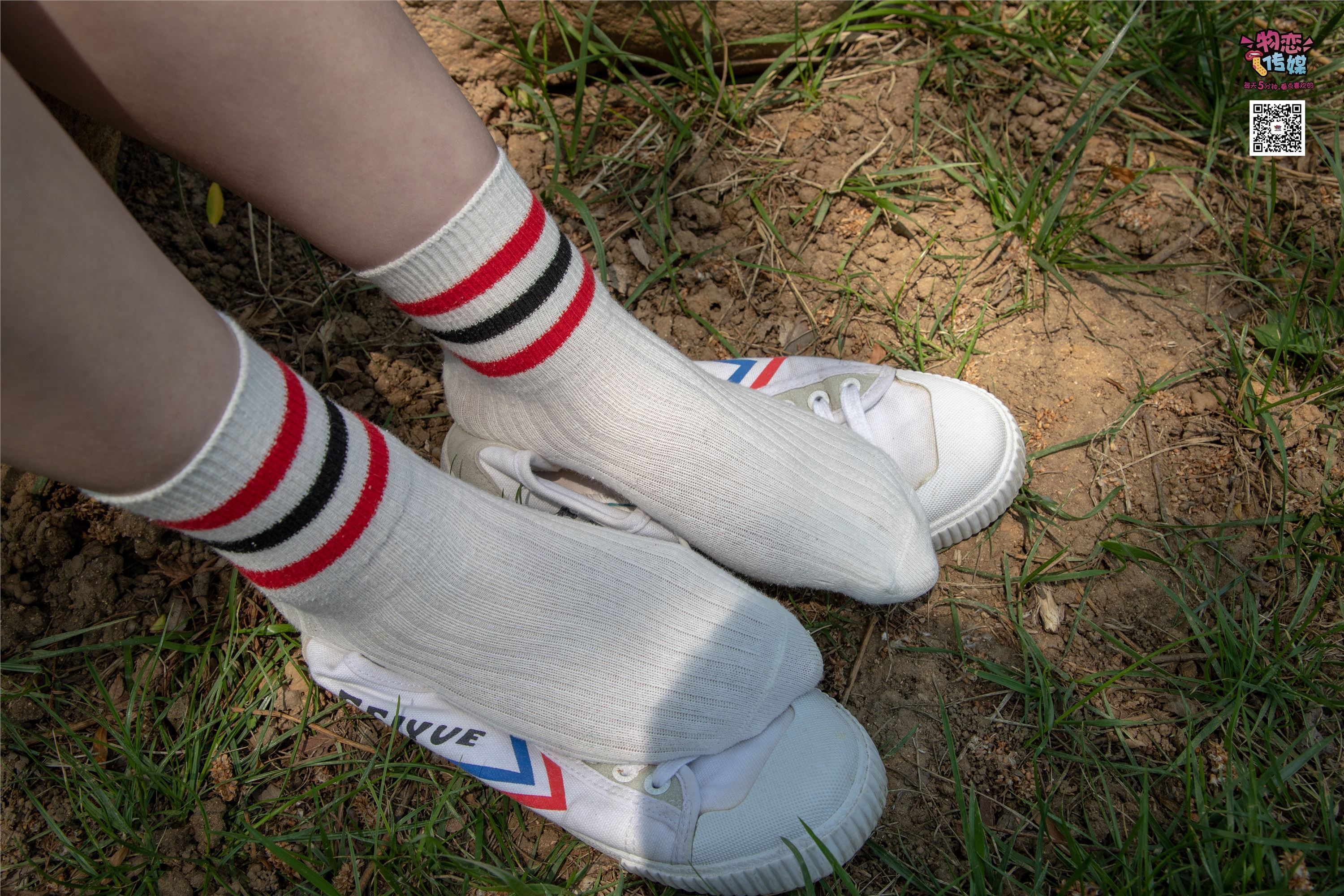 物恋传媒 No.009 纯纯的邻家小妹哦，小白鞋下藏着什么样的棉袜呢