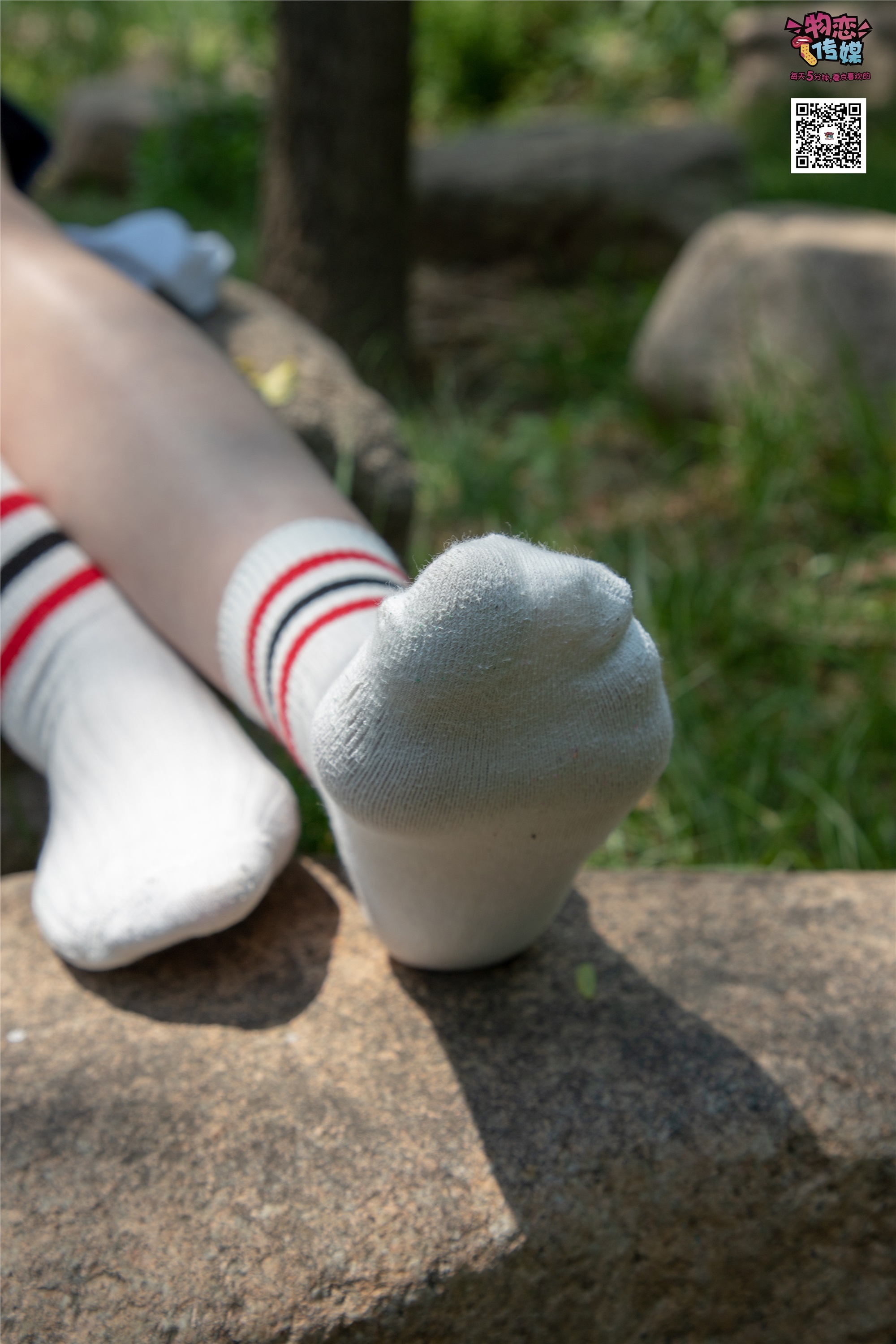 物恋传媒 No.009 纯纯的邻家小妹哦，小白鞋下藏着什么样的棉袜呢