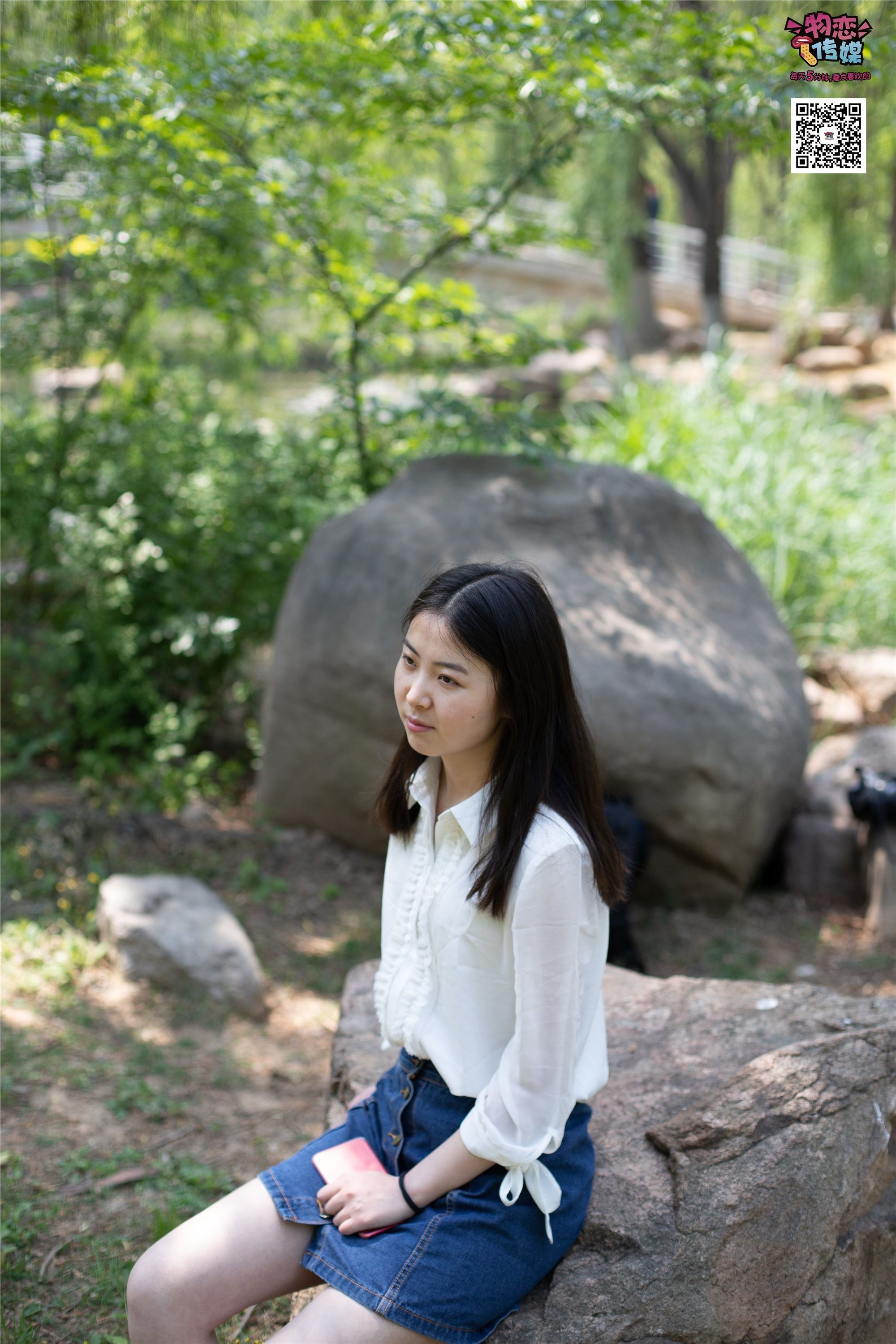 物恋传媒 No.009 纯纯的邻家小妹哦，小白鞋下藏着什么样的棉袜呢