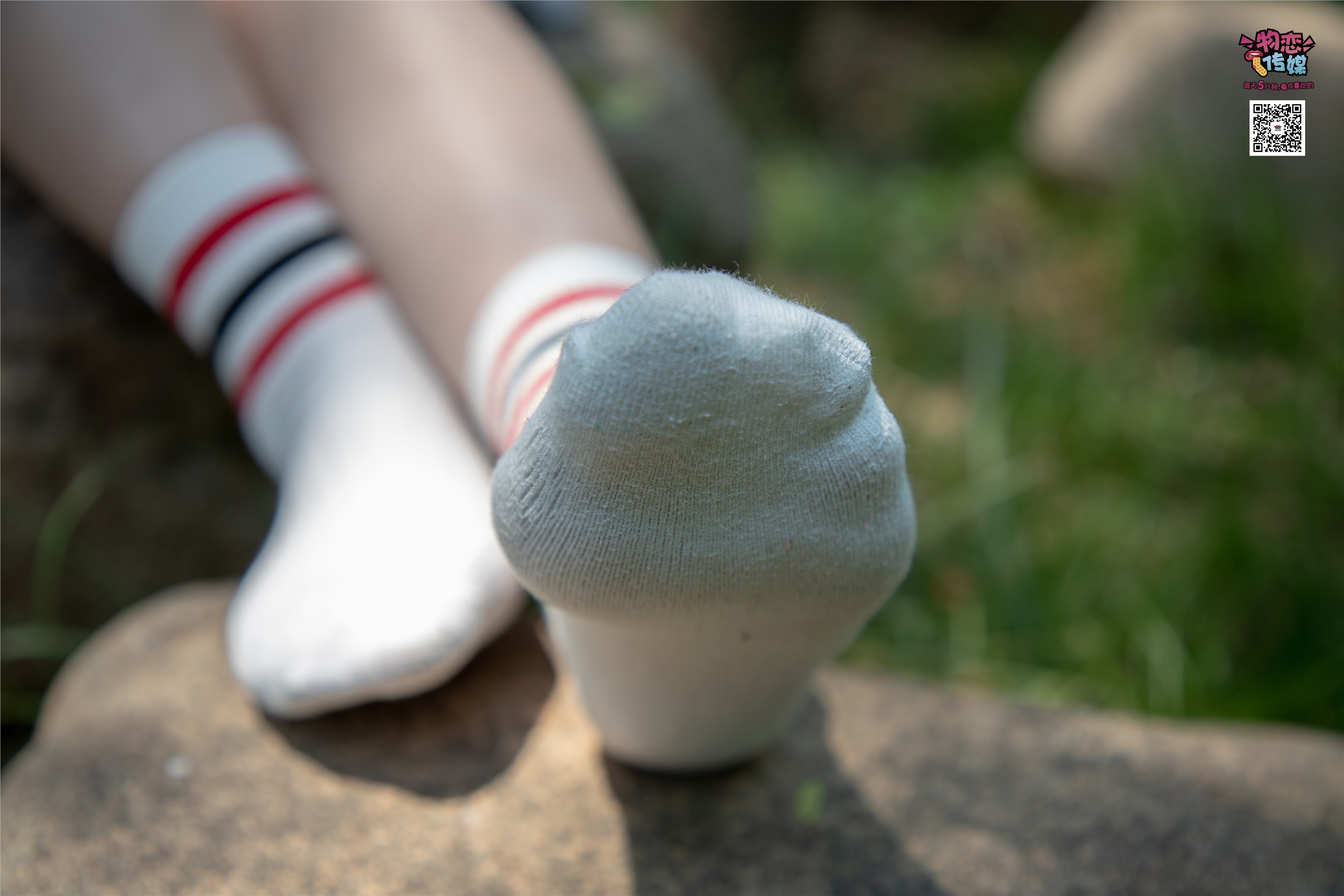 物恋传媒 No.009 纯纯的邻家小妹哦，小白鞋下藏着什么样的棉袜呢