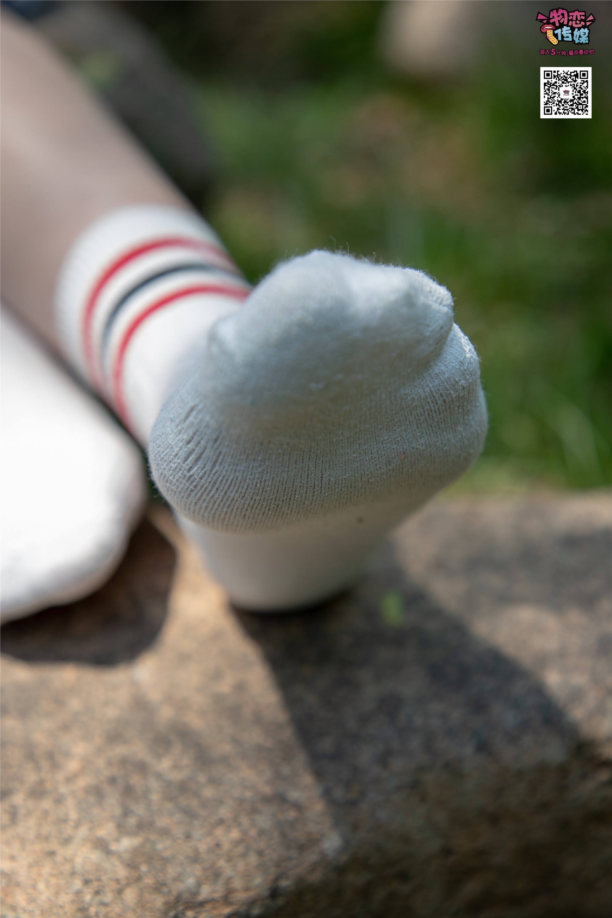 物恋传媒 No.009 纯纯的邻家小妹哦，小白鞋下藏着什么样的棉袜呢