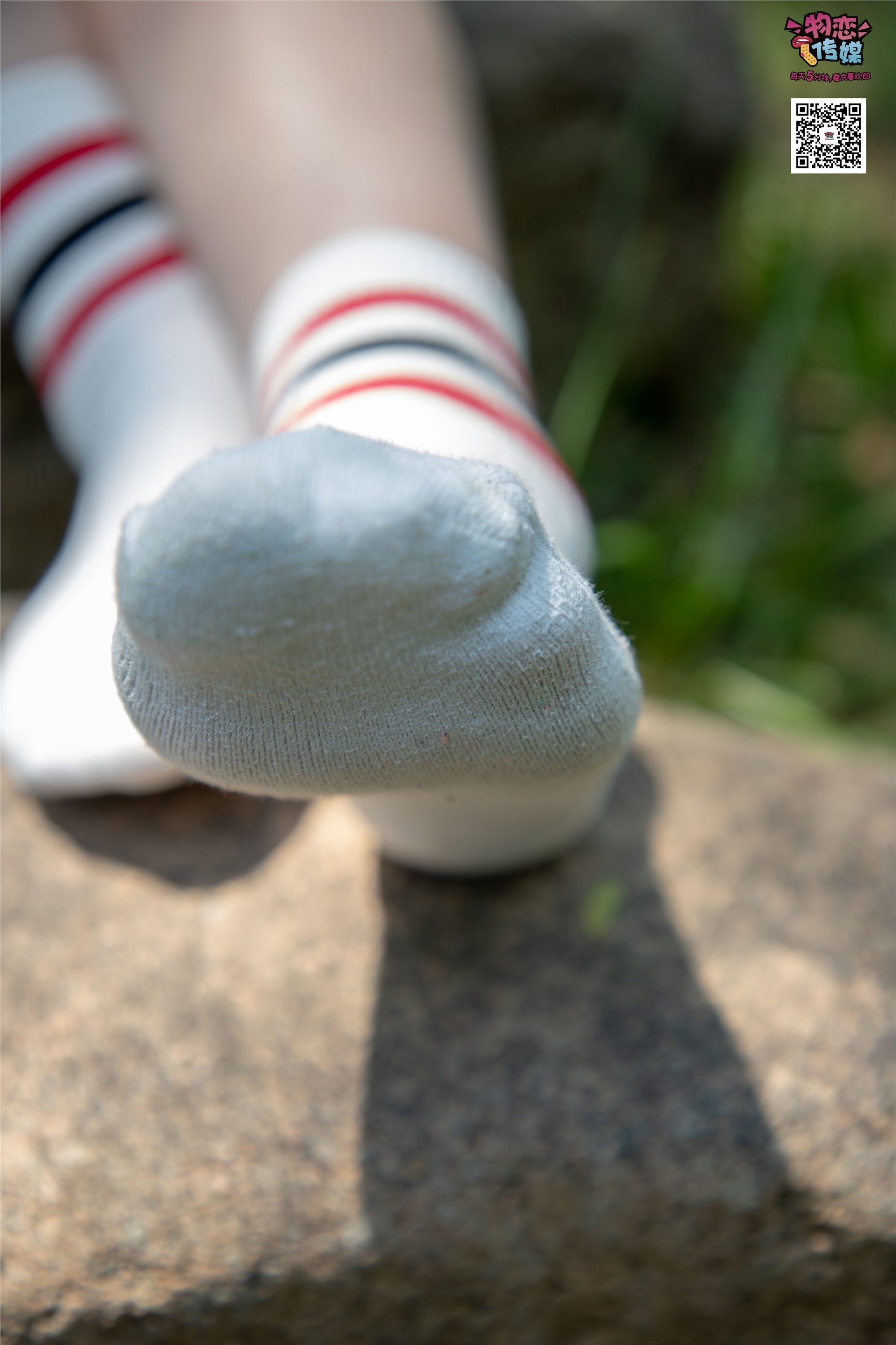 物恋传媒 No.009 纯纯的邻家小妹哦，小白鞋下藏着什么样的棉袜呢