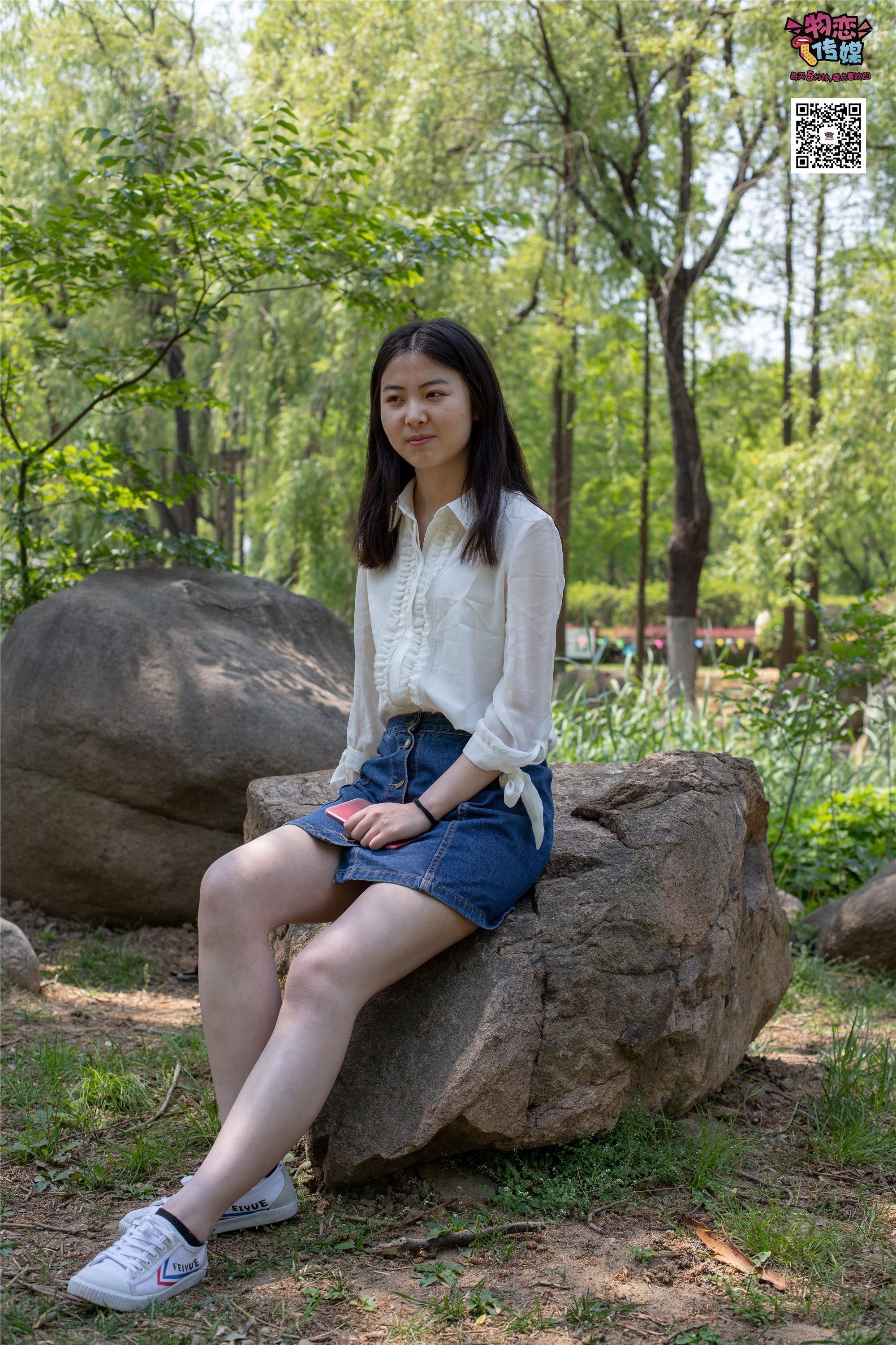 物恋传媒 No.009 纯纯的邻家小妹哦，小白鞋下藏着什么样的棉袜呢