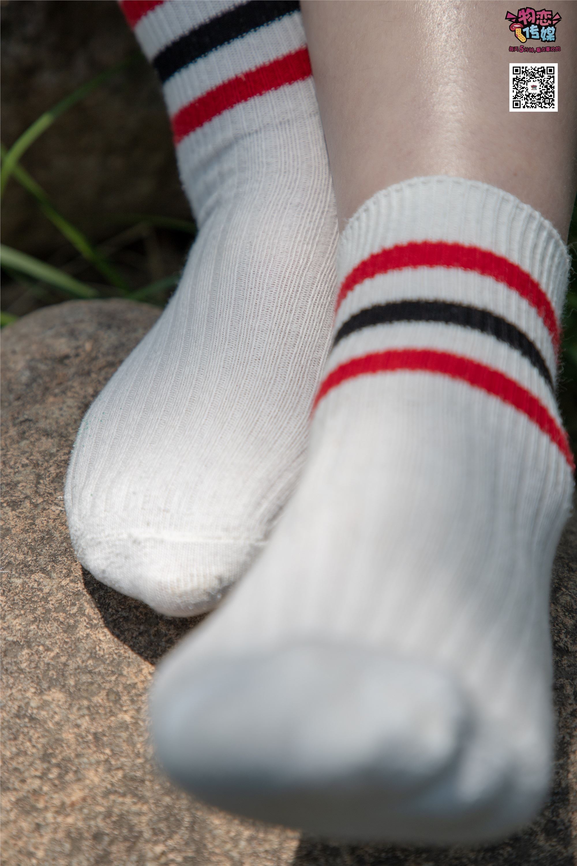 物恋传媒 No.009 纯纯的邻家小妹哦，小白鞋下藏着什么样的棉袜呢