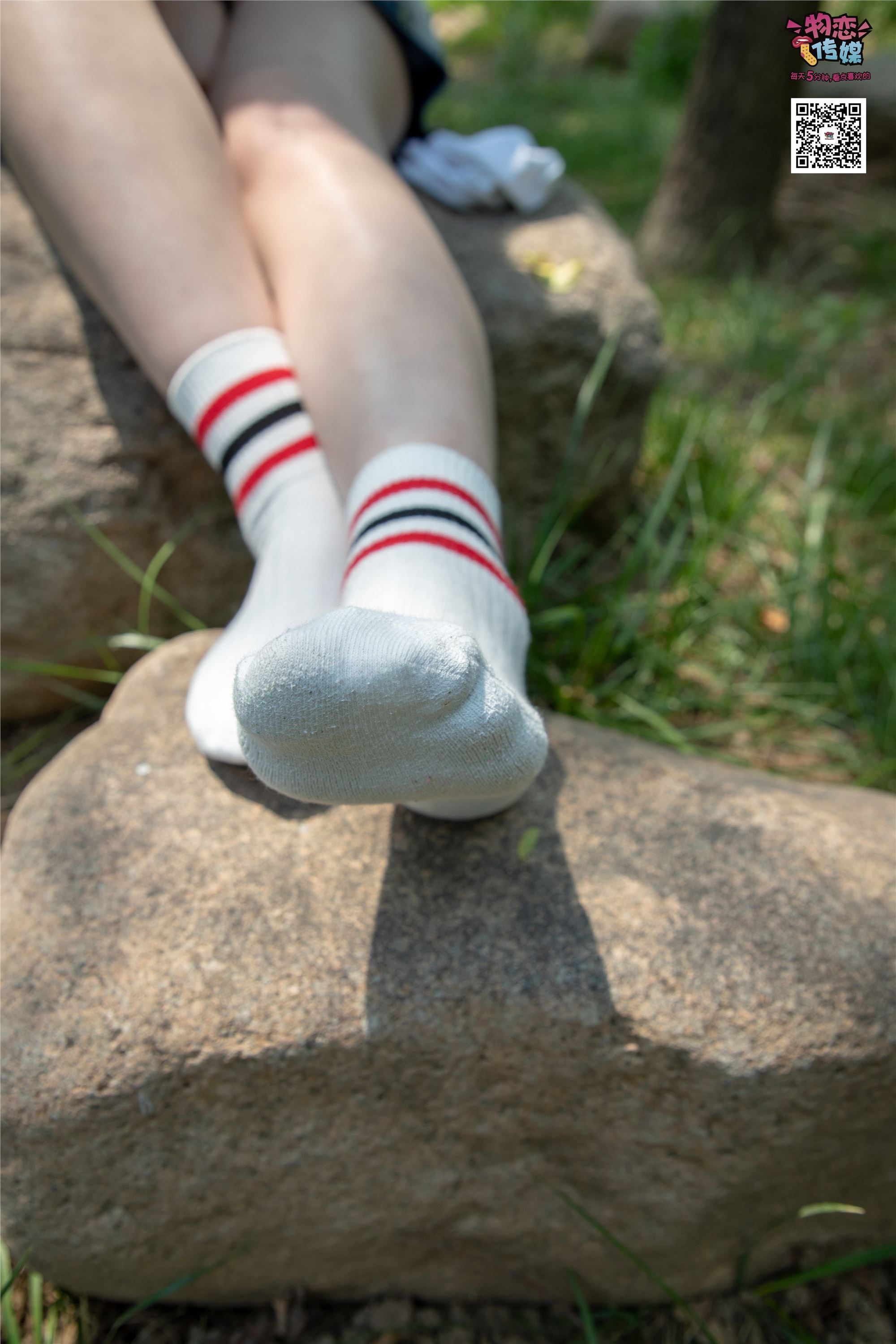 物恋传媒 No.009 纯纯的邻家小妹哦，小白鞋下藏着什么样的棉袜呢