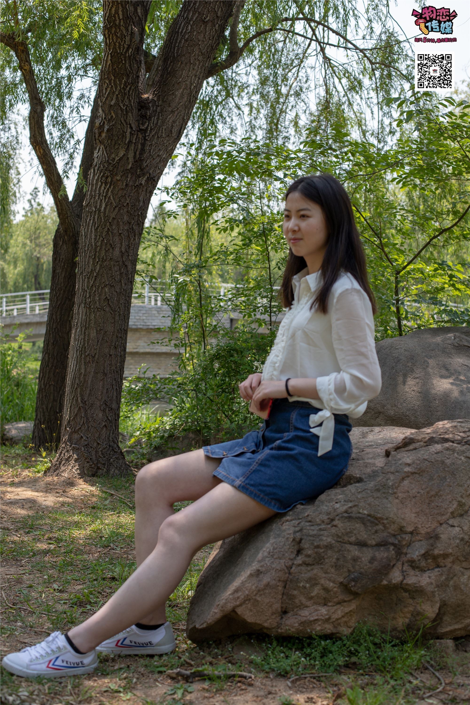 物恋传媒 No.009 纯纯的邻家小妹哦，小白鞋下藏着什么样的棉袜呢