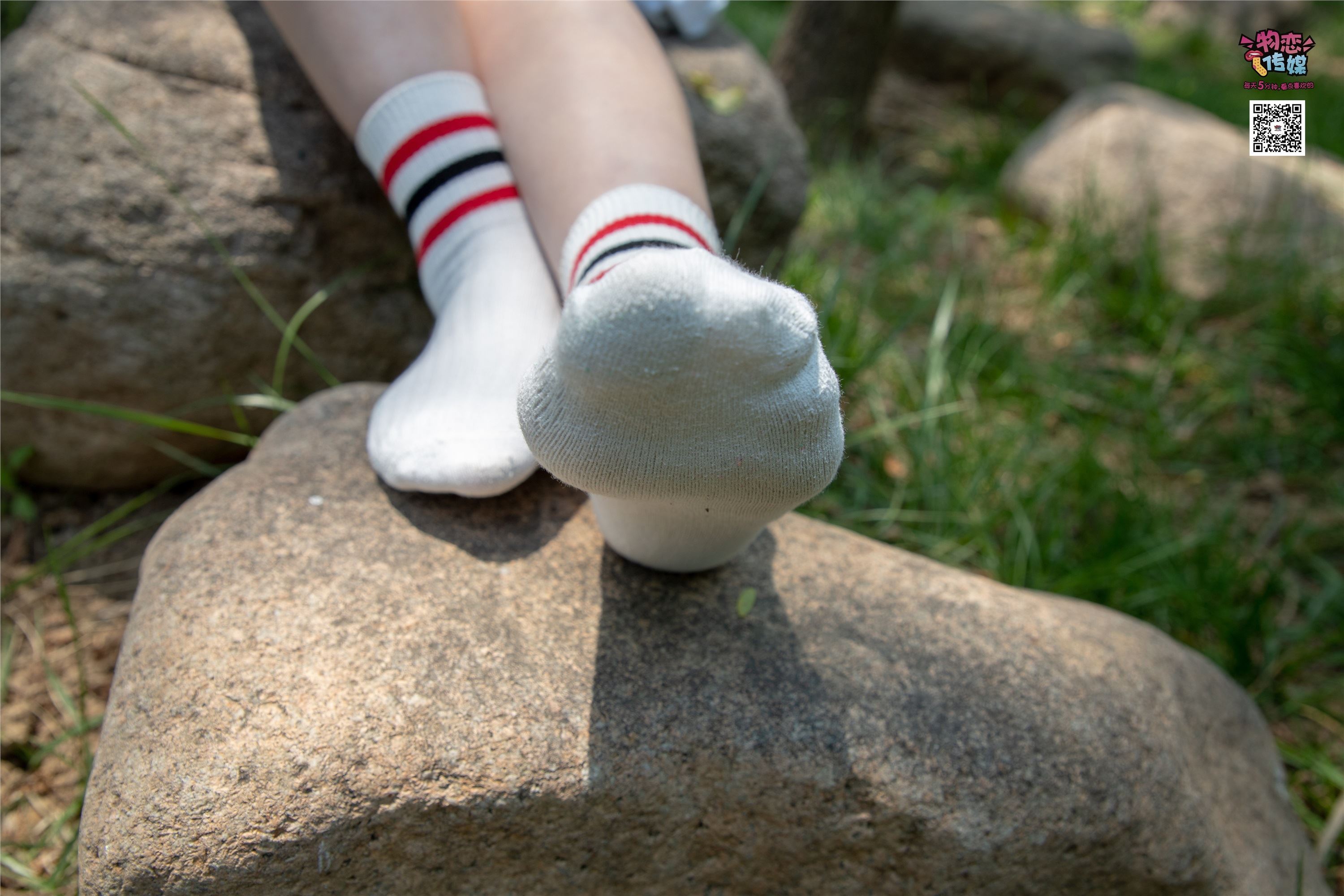 物恋传媒 No.009 纯纯的邻家小妹哦，小白鞋下藏着什么样的棉袜呢