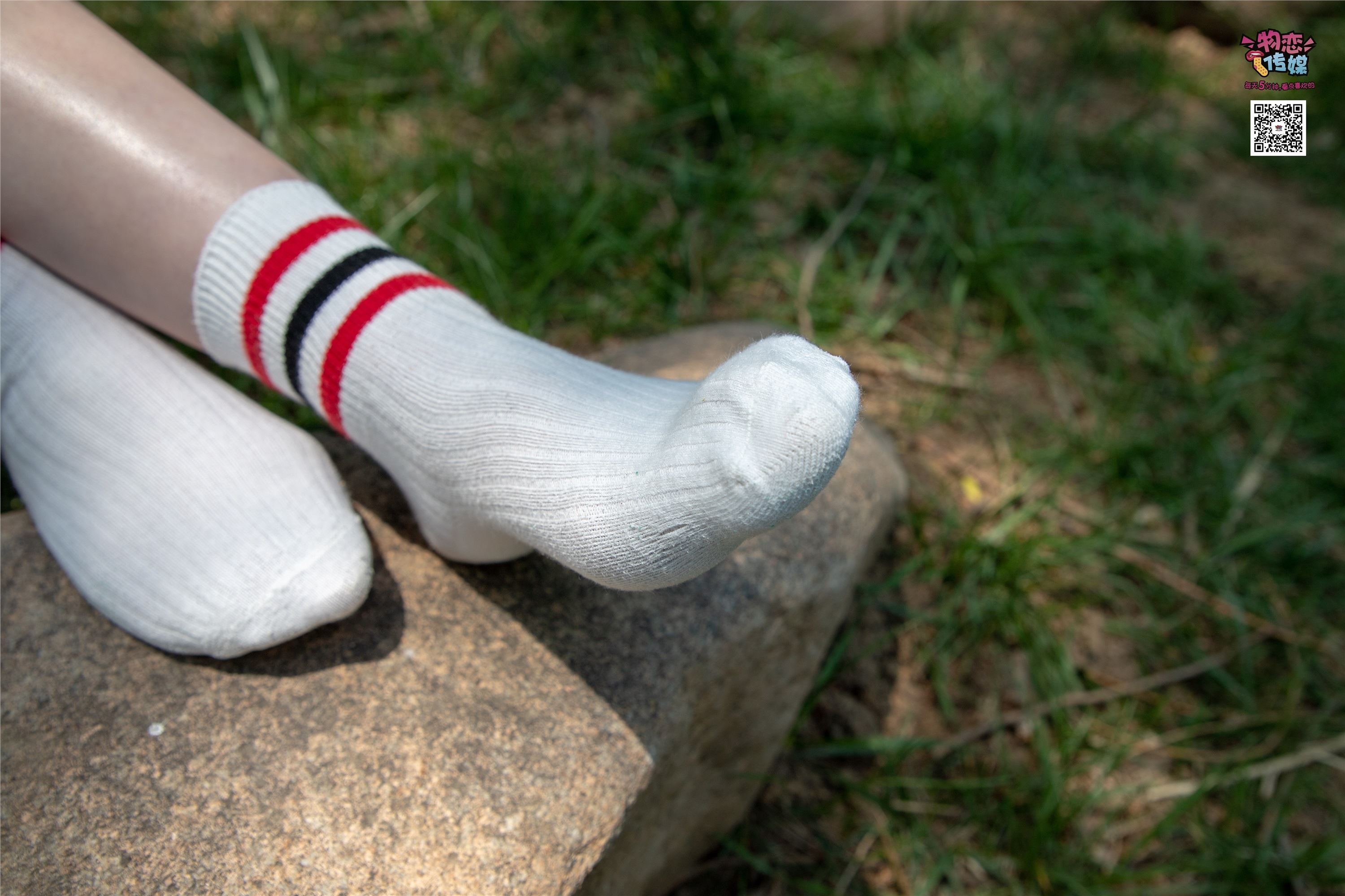 物恋传媒 No.009 纯纯的邻家小妹哦，小白鞋下藏着什么样的棉袜呢