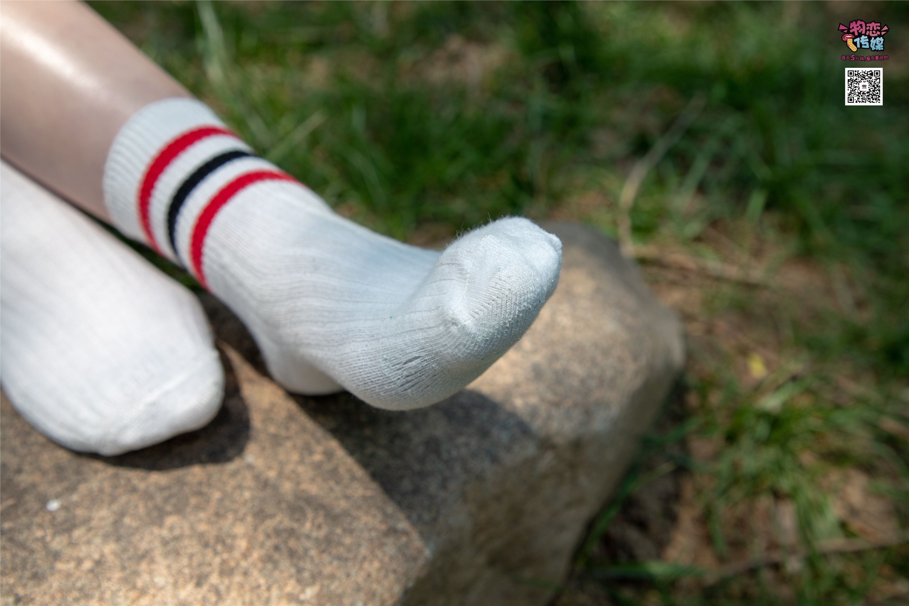 物恋传媒 No.009 纯纯的邻家小妹哦，小白鞋下藏着什么样的棉袜呢