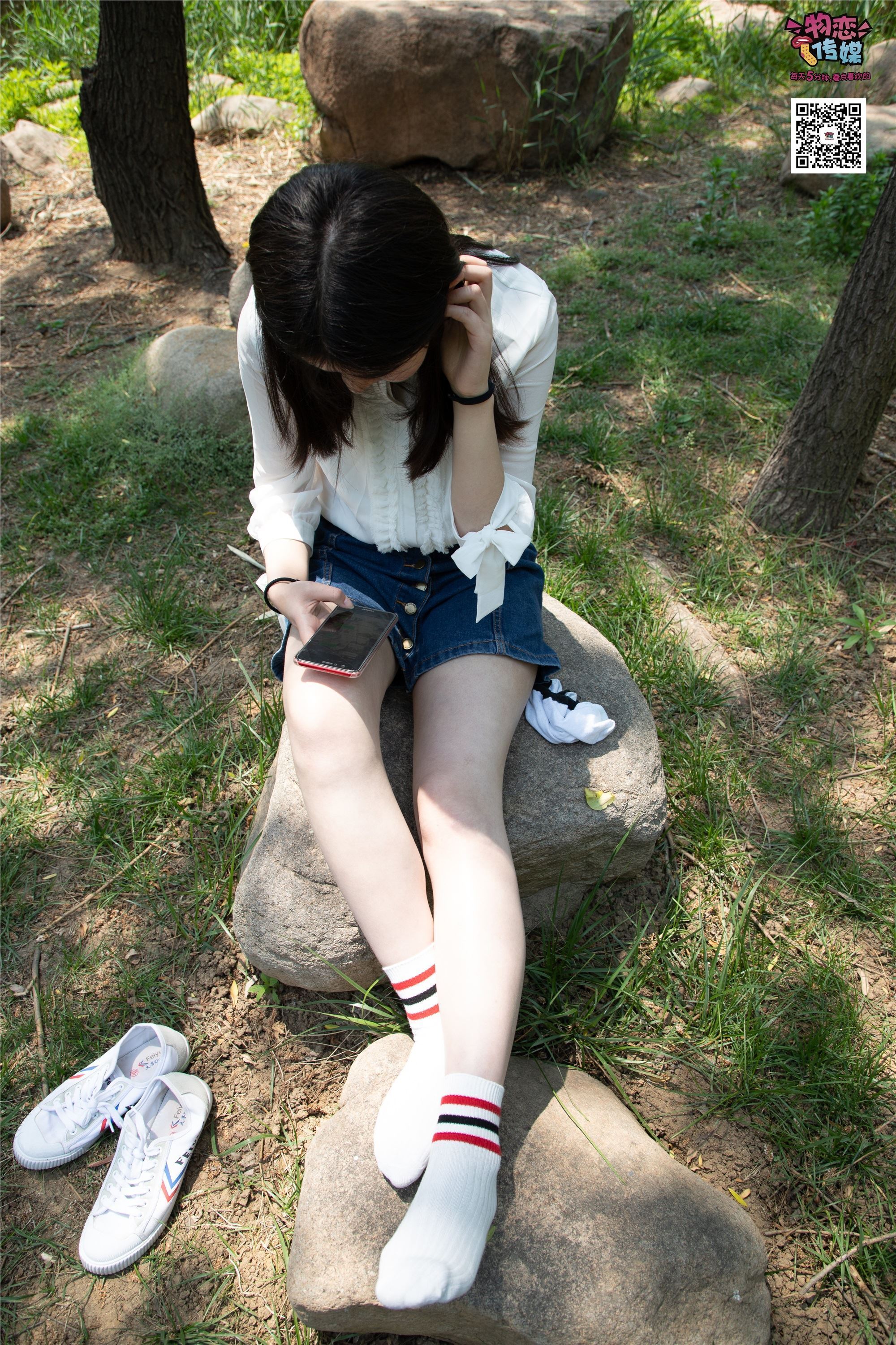 物恋传媒 No.009 纯纯的邻家小妹哦，小白鞋下藏着什么样的棉袜呢