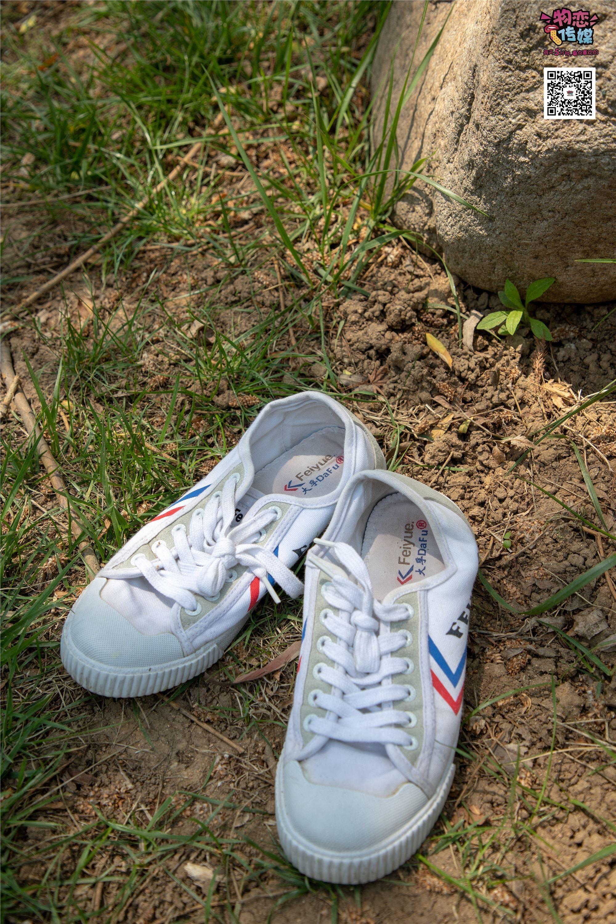 物恋传媒 No.009 纯纯的邻家小妹哦，小白鞋下藏着什么样的棉袜呢