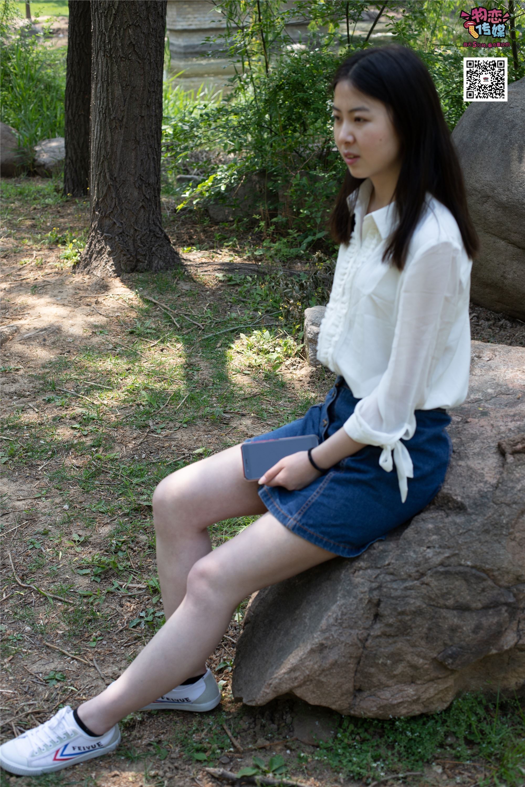 物恋传媒 No.009 纯纯的邻家小妹哦，小白鞋下藏着什么样的棉袜呢