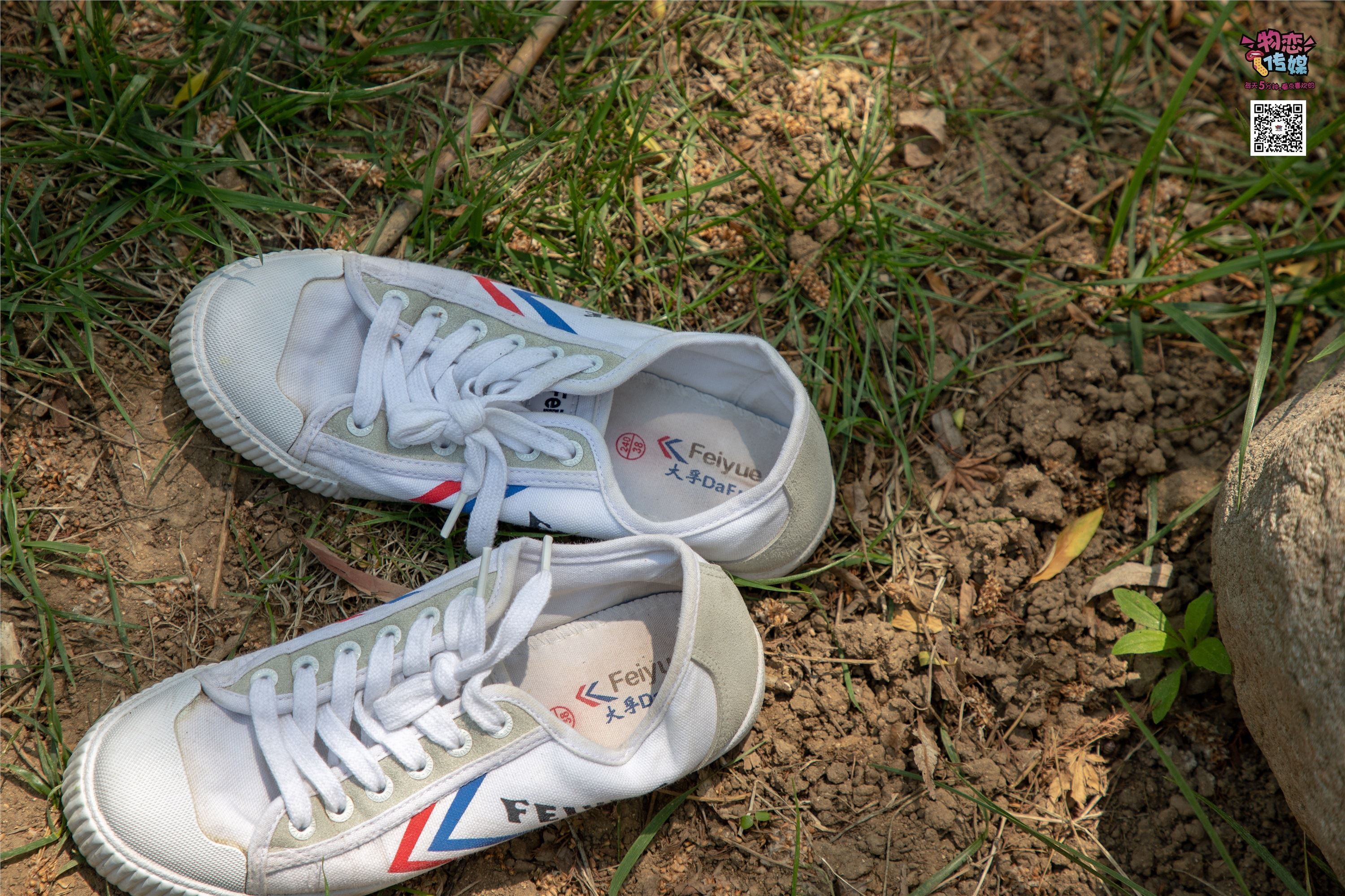 物恋传媒 No.009 纯纯的邻家小妹哦，小白鞋下藏着什么样的棉袜呢