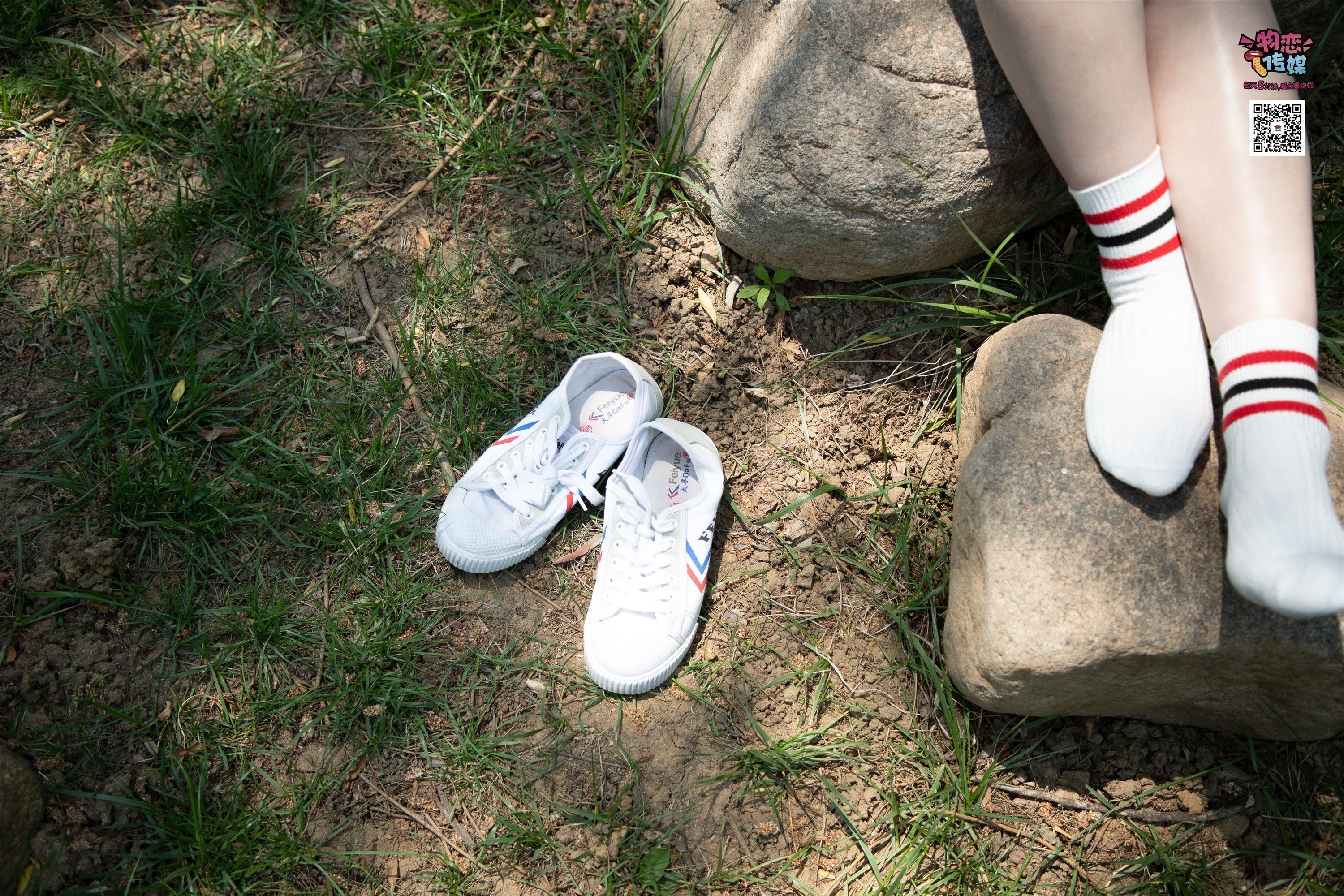 物恋传媒 No.009 纯纯的邻家小妹哦，小白鞋下藏着什么样的棉袜呢