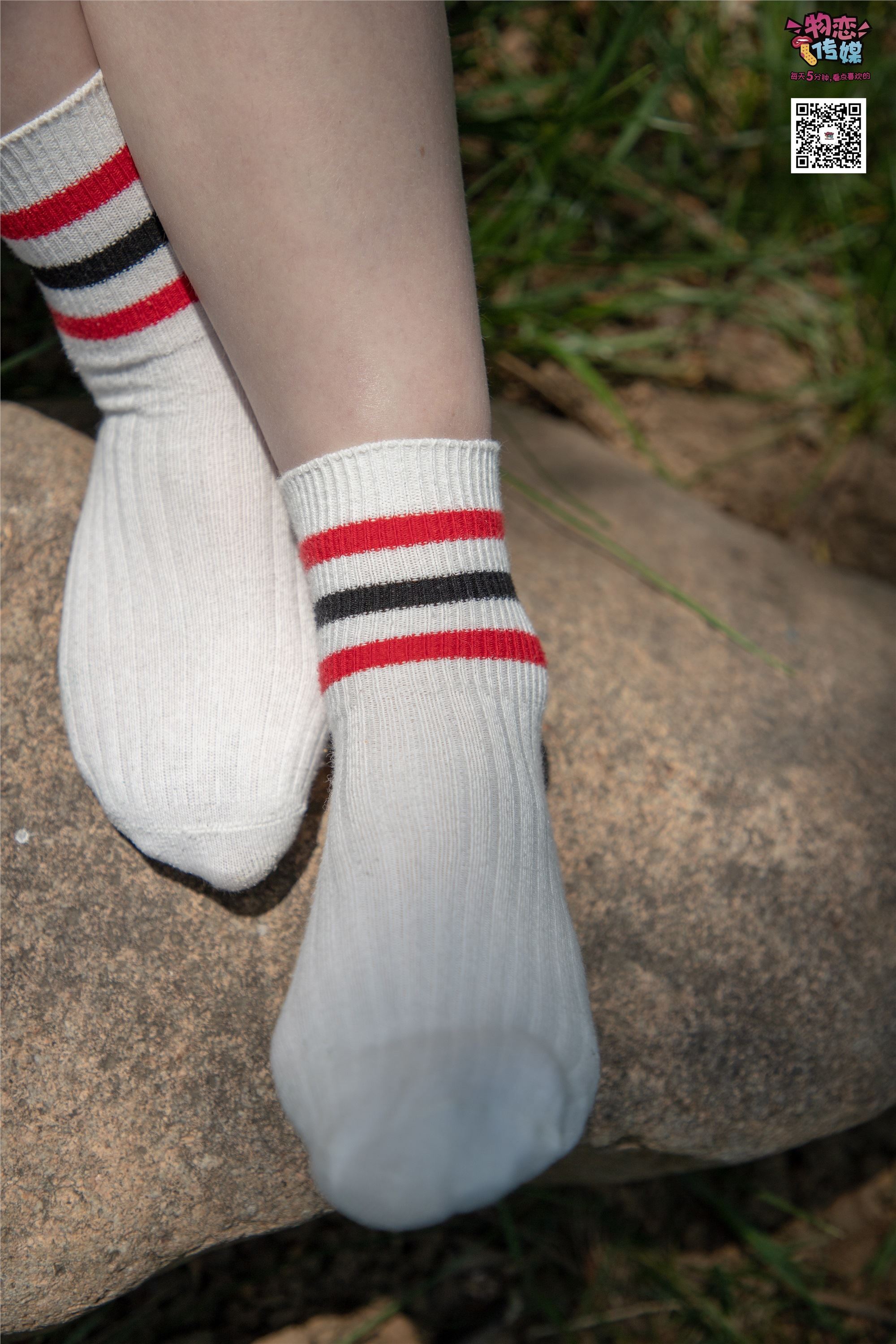 物恋传媒 No.009 纯纯的邻家小妹哦，小白鞋下藏着什么样的棉袜呢