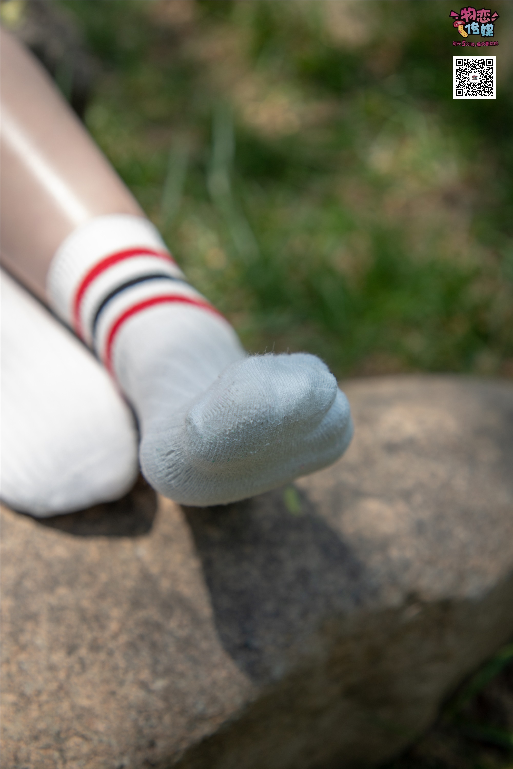 物恋传媒 No.009 纯纯的邻家小妹哦，小白鞋下藏着什么样的棉袜呢