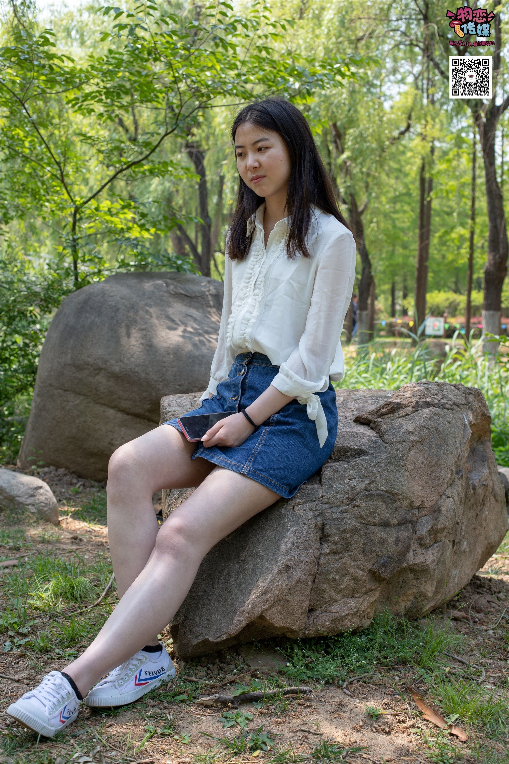 物恋传媒 No.009 纯纯的邻家小妹哦，小白鞋下藏着什么样的棉袜呢