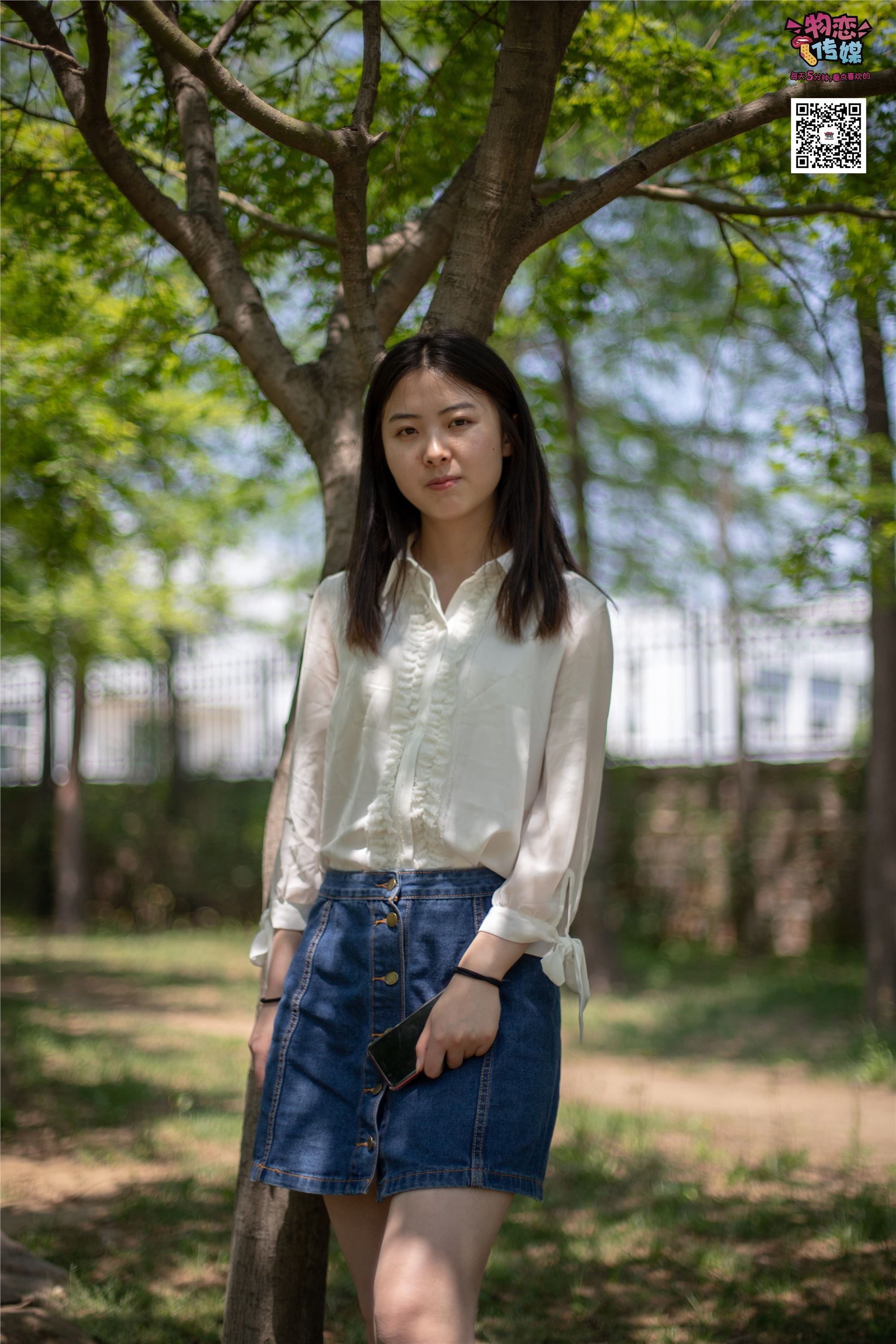 物恋传媒 No.009 纯纯的邻家小妹哦，小白鞋下藏着什么样的棉袜呢