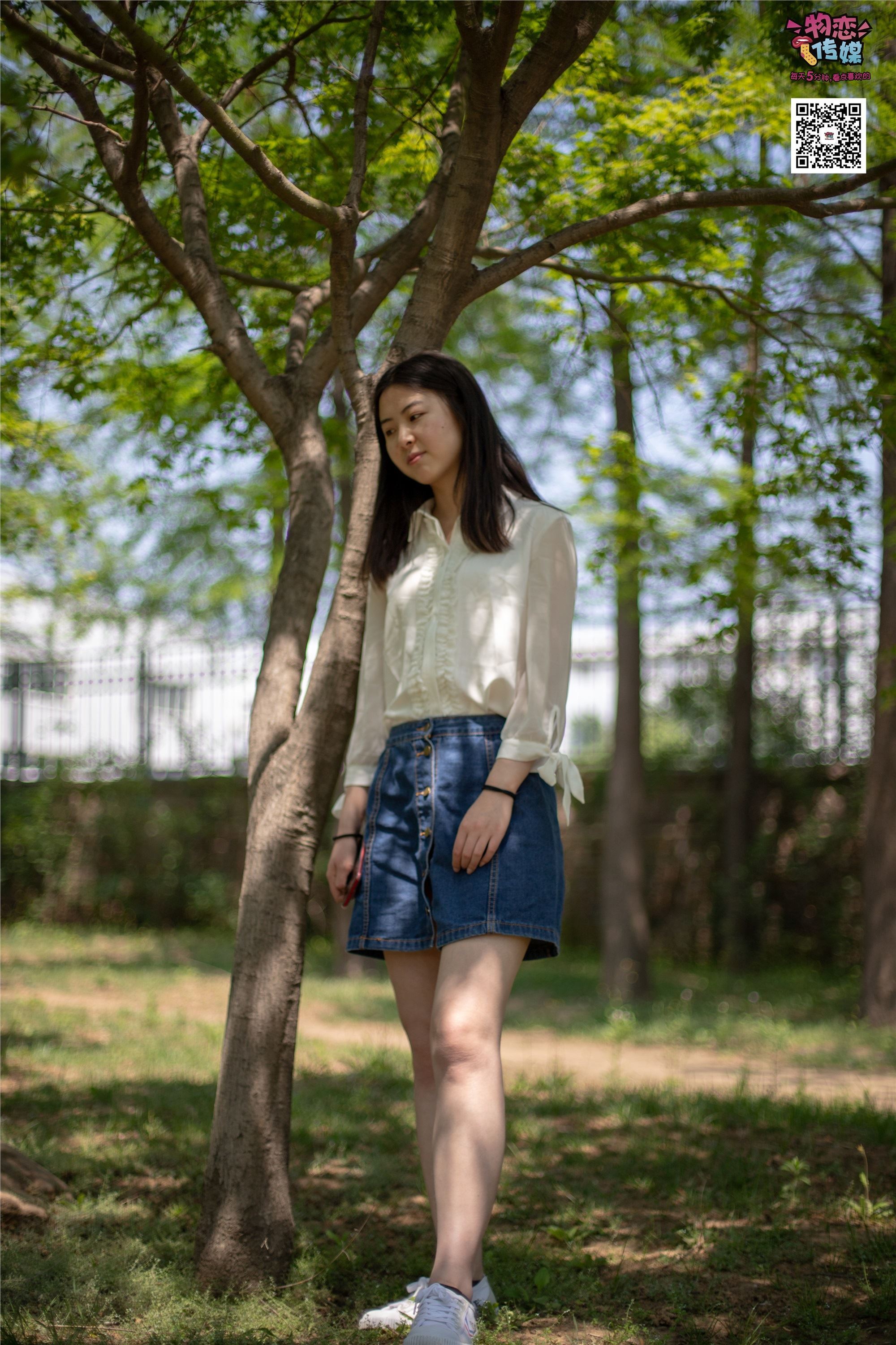 物恋传媒 No.009 纯纯的邻家小妹哦，小白鞋下藏着什么样的棉袜呢