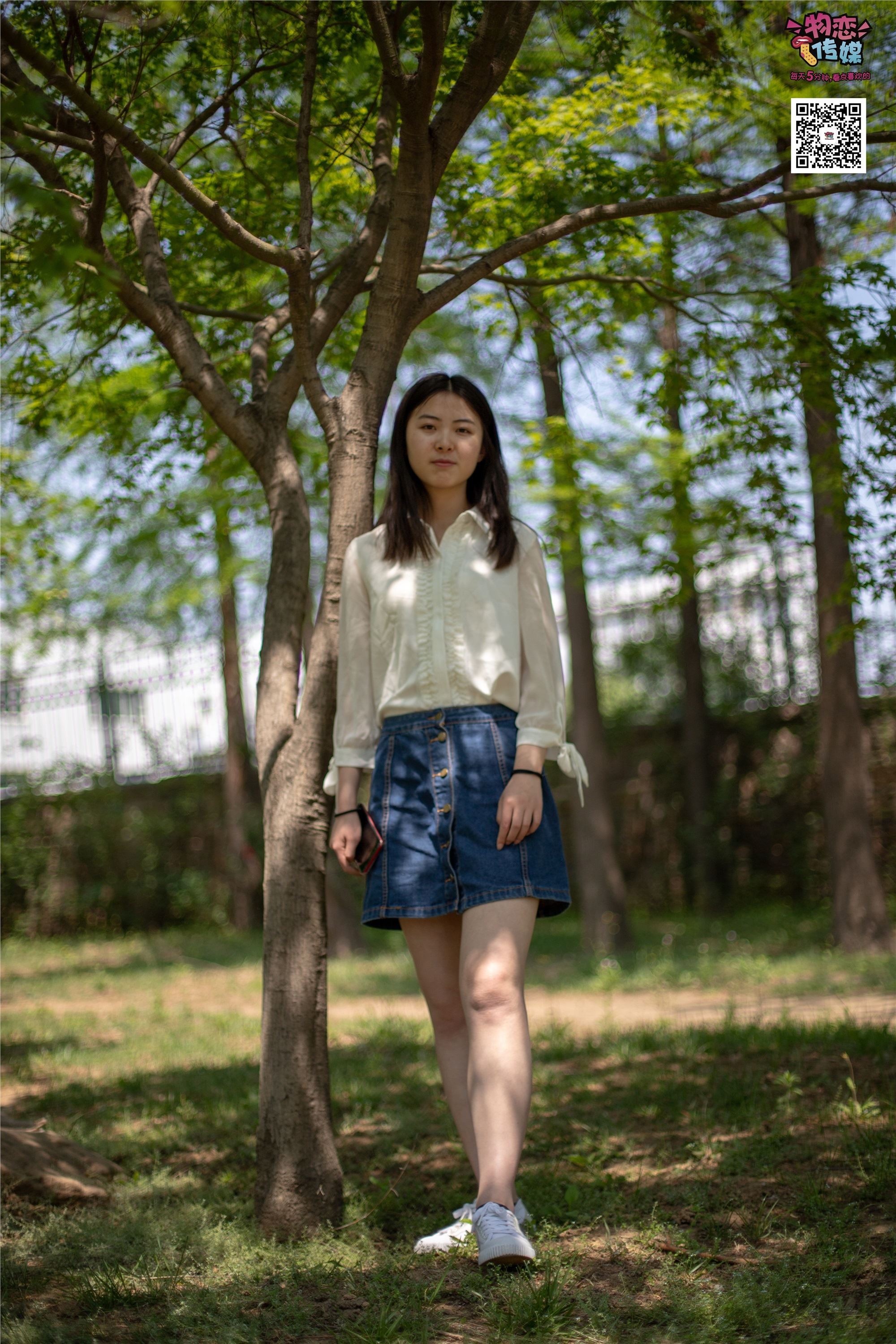 物恋传媒 No.009 纯纯的邻家小妹哦，小白鞋下藏着什么样的棉袜呢