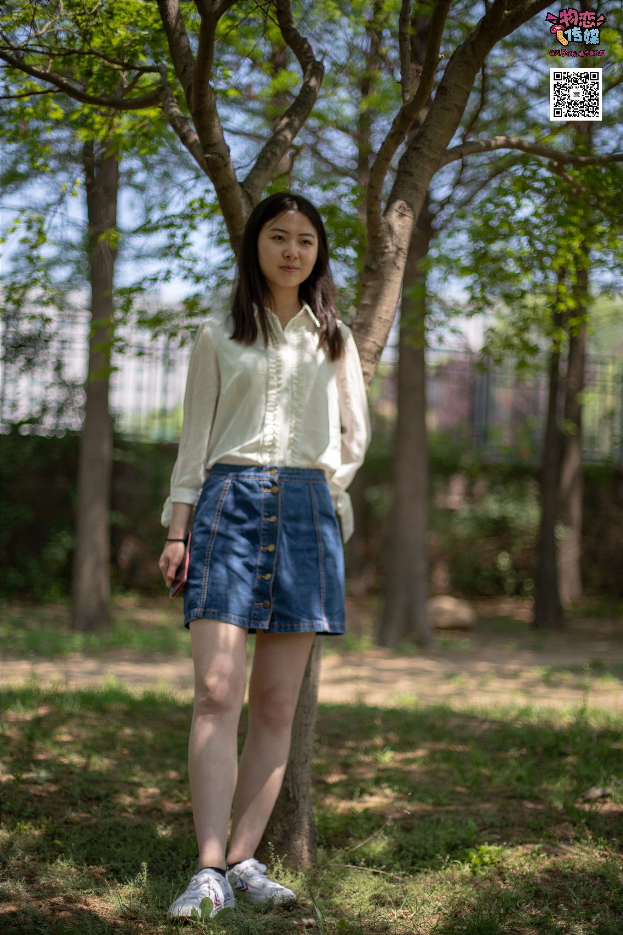 物恋传媒 No.009 纯纯的邻家小妹哦，小白鞋下藏着什么样的棉袜呢