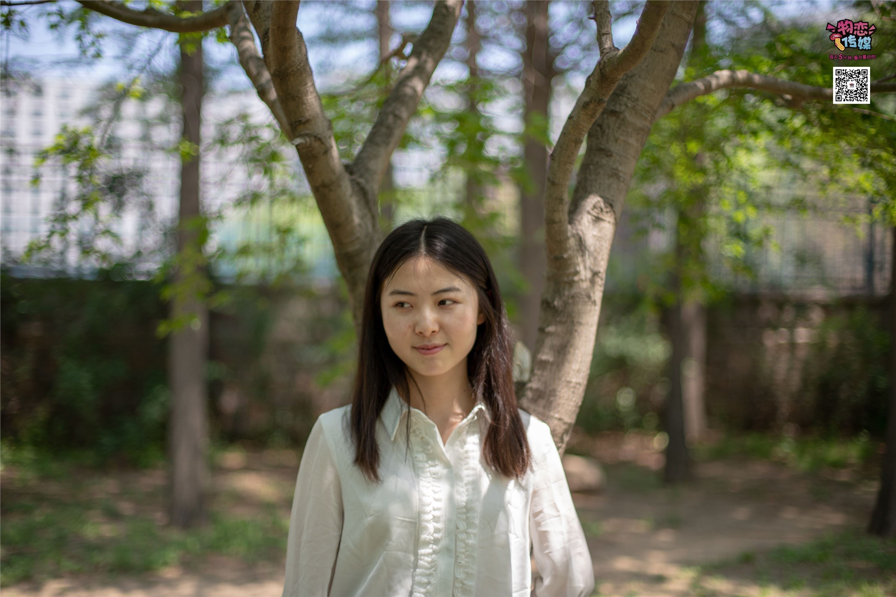 物恋传媒 No.009 纯纯的邻家小妹哦，小白鞋下藏着什么样的棉袜呢