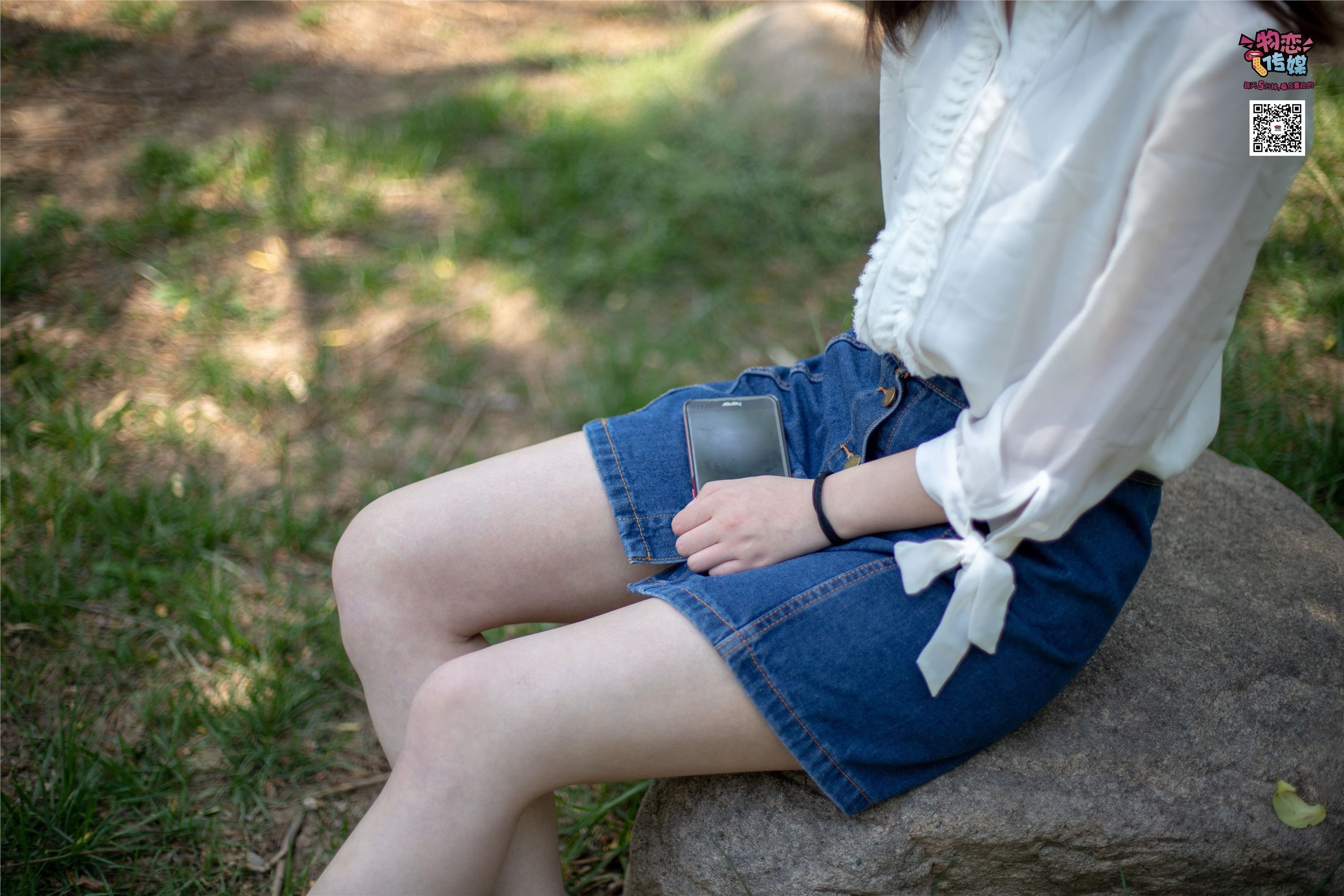 物恋传媒 No.009 纯纯的邻家小妹哦，小白鞋下藏着什么样的棉袜呢